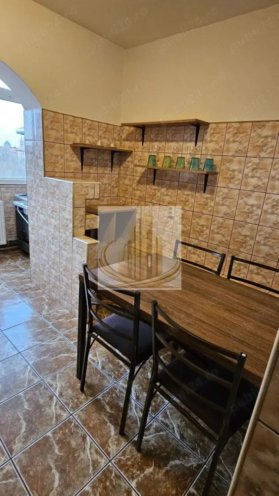 Apartament 3 camere + 2 băi | 70 mp | Decomandat | Zona Lunei - Grand Mobilis Imobiliare vă propune spre închiriere un apartament generos cu 3 camere, decomandat, confort 1, situat la etajul 4 din 4, într-o zonă liniștită și apreciată – zona Lunei.

Cu o suprafață utilă de 70 mp, locuința este ideală pentru o familie care își dorește confort sau pentru studenți în căutarea unui spațiu bine organizat.

Apartamentul este bine compartimentat, cu camere spațioase și luminoase, două băi care oferă un plus de confort și intimitate, precum și un ambient plăcut, potrivit pentru relaxare. Fiind decomandat, fiecare încăpere este separată, asigurând funcționalitate și intimitate.

Se închiriază complet mobilat și utilat, fiind pregătit pentru mutare imediată. Este dotat cu centrală proprie pe gaz, aer condiționat, mașină de spălat și televizor.

Un mare avantaj este locația: în fața blocului se află un magazin alimentar și EasyBox, iar Complexul Studențesc se află la aproximativ 10 minute. În apropiere se găsesc centre universitare, magazine și parcuri, iar accesul la mijloacele de transport în comun este rapid și facil.

Zona este liniștită, potrivită pentru locuit, oferind un echilibru foarte bun între confort și accesibilitate.

Acest apartament este o alegere excelentă pentru cei care caută un cămin primitor, bine poziționat și complet echipat.

📞 Disponibil imediat pentru închiriere!
ID intern: CP3049871