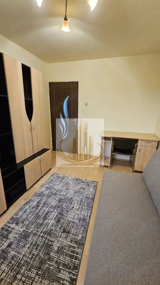 Apartament 3 camere + 2 băi | 70 mp | Decomandat | Zona Lunei - Grand Mobilis Imobiliare vă propune spre închiriere un apartament generos cu 3 camere, decomandat, confort 1, situat la etajul 4 din 4, într-o zonă liniștită și apreciată – zona Lunei.

Cu o suprafață utilă de 70 mp, locuința este ideală pentru o familie care își dorește confort sau pentru studenți în căutarea unui spațiu bine organizat.

Apartamentul este bine compartimentat, cu camere spațioase și luminoase, două băi care oferă un plus de confort și intimitate, precum și un ambient plăcut, potrivit pentru relaxare. Fiind decomandat, fiecare încăpere este separată, asigurând funcționalitate și intimitate.

Se închiriază complet mobilat și utilat, fiind pregătit pentru mutare imediată. Este dotat cu centrală proprie pe gaz, aer condiționat, mașină de spălat și televizor.

Un mare avantaj este locația: în fața blocului se află un magazin alimentar și EasyBox, iar Complexul Studențesc se află la aproximativ 10 minute. În apropiere se găsesc centre universitare, magazine și parcuri, iar accesul la mijloacele de transport în comun este rapid și facil.

Zona este liniștită, potrivită pentru locuit, oferind un echilibru foarte bun între confort și accesibilitate.

Acest apartament este o alegere excelentă pentru cei care caută un cămin primitor, bine poziționat și complet echipat.

📞 Disponibil imediat pentru închiriere!
ID intern: CP3049871