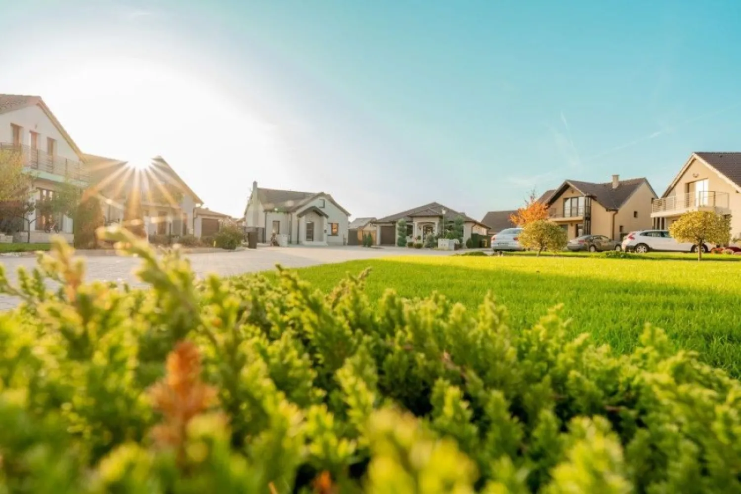 2 parcele alăturate în WESTFIELD - 823 mp total (2 parcele alăturate)
Flexibilitate: poți dezvolta o locuință generoasă sau două proiecte separate
Acces direct + utilități disponibile (timpi mai buni de implementare)
Cartier recunoscut pentru standardele de construcție și conceptul rezidențial modern

💶 Preț listare: 48.560 EUR
✅ Comision 0%

Westfield nu e doar o zonă „nouă”, e un ansamblu cu facilități reale pentru locuire: grădiniță, fitness, cafenea, piscină, spații de joacă — exact lucrurile care cresc atractivitatea unei viitoare case (sau a două).

📞 Pentru detalii sau programarea unei vizionări: Mihai Molnar – 0761 899 230 (telefon / WhatsApp)

💳 Dacă ai nevoie de finanțare, îți pot obține gratuit oferte de la 16 bănci.
🏡 Ai o proprietate de vânzare în Arad? Îți ofer o evaluare gratuită, fără obligații.

🏢 ACASĂ | Agenție imobiliară Arad
Bulevardul Decebal 2, Arad 310133