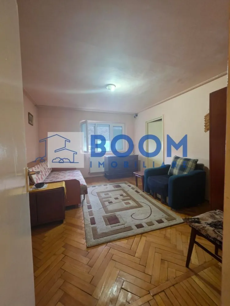 Apartament 2 camere Traian | Zona linistita | 50 mpc - BOOM Imobiliare vă propune spre vânzare un apartament cu 2 camere, semidecomandat, cu o suprafață de 50 mp, situat la etajul 4 al unui bloc din cărămidă. Apartamentul este foarte luminos datorită orientării către soare și reprezintă o alegere excelentă atât pentru locuit, cât și pentru investiție.

Compartimentarea oferă posibilitatea de recompartimentare și amenajare după propriile preferințe, astfel încât locuința poate fi adaptată cu ușurință nevoilor viitorului proprietar. Blocul este bine întreținut, fără probleme de igrasie sau infiltrații, iar hidroizolația acoperișului a fost refăcută recent.

Apartamentul nu dispune de balcon, însă este amplasat într-o zonă liniștită și apreciată, aproape de centrul orașului și de toate punctele de interes, precum magazine, școli, farmacii și mijloace de transport.

Pentru mai multe informații sau pentru programarea unei vizionări, contactați BOOM Imobiliare. CP3229843