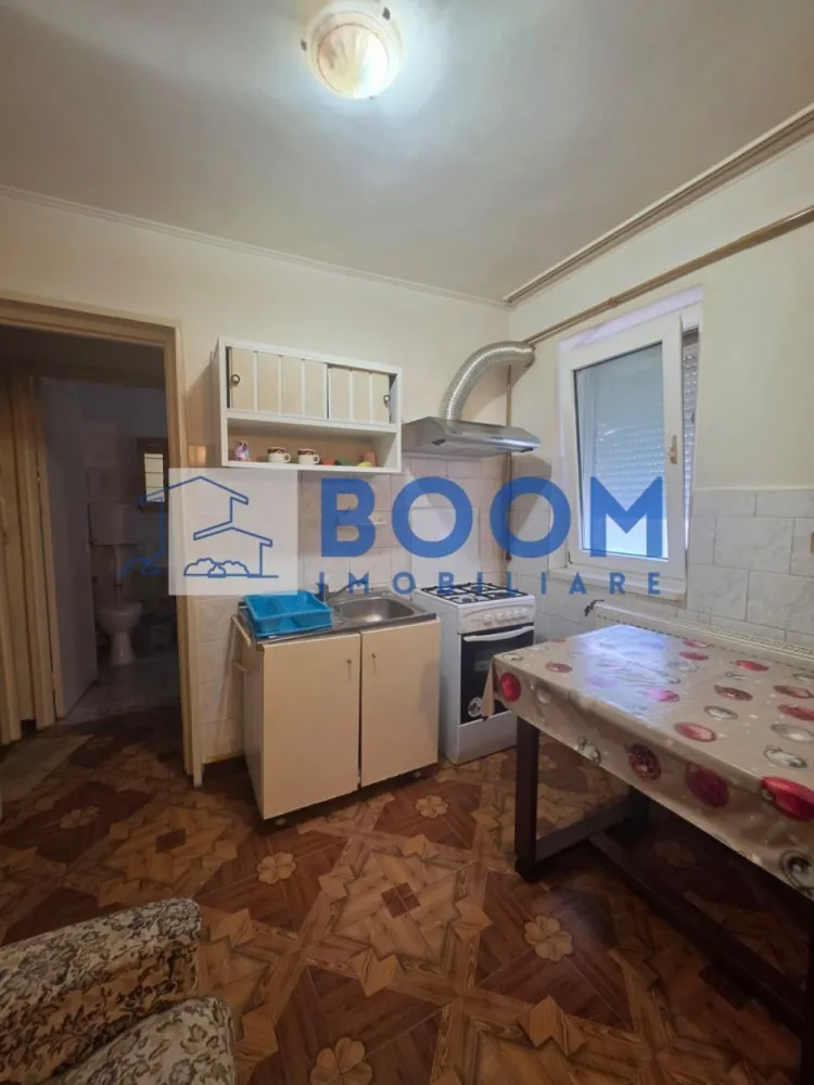 Apartament 2 camere Traian | Zona linistita | 50 mpc - BOOM Imobiliare vă propune spre vânzare un apartament cu 2 camere, semidecomandat, cu o suprafață de 50 mp, situat la etajul 4 al unui bloc din cărămidă. Apartamentul este foarte luminos datorită orientării către soare și reprezintă o alegere excelentă atât pentru locuit, cât și pentru investiție.

Compartimentarea oferă posibilitatea de recompartimentare și amenajare după propriile preferințe, astfel încât locuința poate fi adaptată cu ușurință nevoilor viitorului proprietar. Blocul este bine întreținut, fără probleme de igrasie sau infiltrații, iar hidroizolația acoperișului a fost refăcută recent.

Apartamentul nu dispune de balcon, însă este amplasat într-o zonă liniștită și apreciată, aproape de centrul orașului și de toate punctele de interes, precum magazine, școli, farmacii și mijloace de transport.

Pentru mai multe informații sau pentru programarea unei vizionări, contactați BOOM Imobiliare. CP3229843