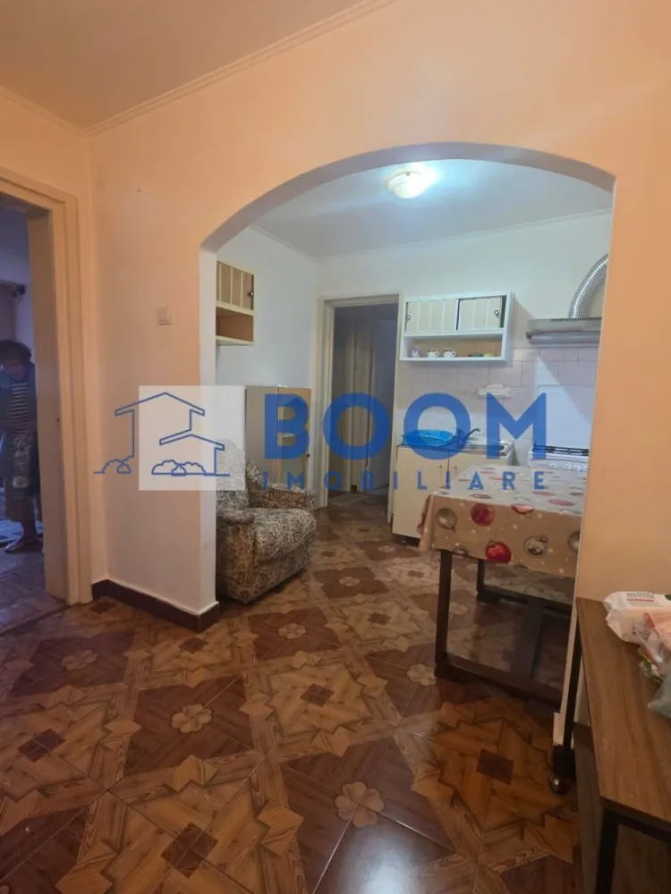 Apartament 2 camere Traian | Zona linistita | 50 mpc - BOOM Imobiliare vă propune spre vânzare un apartament cu 2 camere, semidecomandat, cu o suprafață de 50 mp, situat la etajul 4 al unui bloc din cărămidă. Apartamentul este foarte luminos datorită orientării către soare și reprezintă o alegere excelentă atât pentru locuit, cât și pentru investiție.

Compartimentarea oferă posibilitatea de recompartimentare și amenajare după propriile preferințe, astfel încât locuința poate fi adaptată cu ușurință nevoilor viitorului proprietar. Blocul este bine întreținut, fără probleme de igrasie sau infiltrații, iar hidroizolația acoperișului a fost refăcută recent.

Apartamentul nu dispune de balcon, însă este amplasat într-o zonă liniștită și apreciată, aproape de centrul orașului și de toate punctele de interes, precum magazine, școli, farmacii și mijloace de transport.

Pentru mai multe informații sau pentru programarea unei vizionări, contactați BOOM Imobiliare. CP3229843