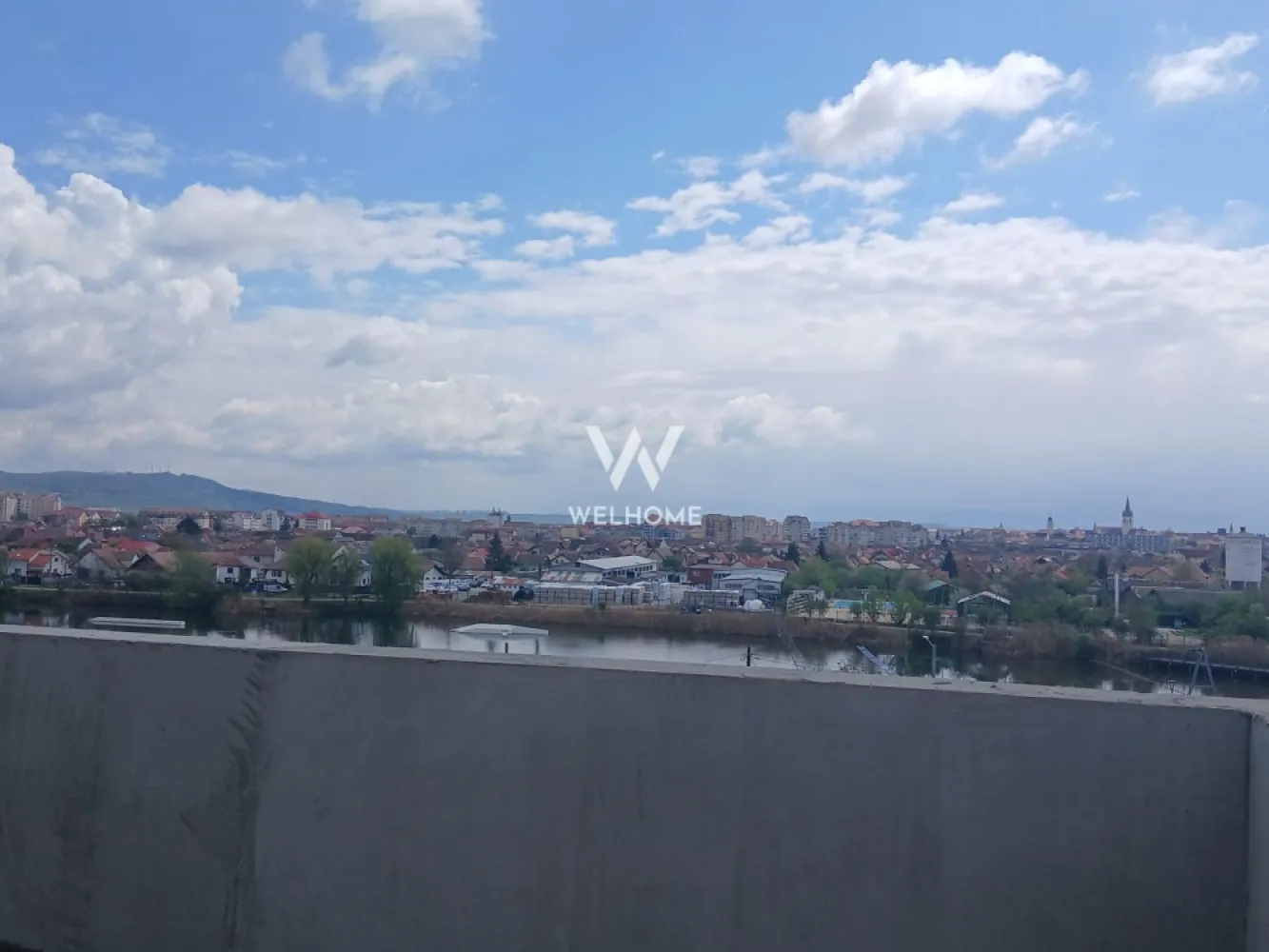 Penthouse pe malul lacului, cu terasă panoramică 90 mp - Dacă îți dorești mai mult decât un simplu apartament, acest penthouse este exact ce cauți. Situat la ultimul etaj, îți oferă liniște, lumină naturală din plin și o vedere superbă asupra orașului.

 Compartimentare ideală:
 • 3 camere spațioase
 • 2 dormitoare confortabile
 • living open space cu bucătărie – perfect pentru relaxare sau socializare
 • 2 băi moderne
 • hol mare, aerisit

 Punctul forte? Terasa panoramică de 90 mp!
Un spațiu rar, unde poți amenaja exact cum visezi: zonă de relaxare, grătar, jacuzzi sau loc de luat masa în aer liber. Priveliștea asupra orașului te va cuceri instant, atât ziua cât și seara.

 Avantaje:
 • ultimul etaj – fără vecini deasupra
 • lumină naturală pe tot parcursul zilei
 • spațiu generos, bine compartimentat
 • ideal pentru locuit sau investiție

Stadiu predare: la alb cu geamuri si usa termopan 3 foi de sticla, pereti tencuiti si gletuiti, sapa elicopterizata, centrala, incalzire in pardoseala instalatii electrice, termice si sanitare.
Se poate preda finisat la cheie,contracost.

 Sună acum pentru detalii sau vizionare: 0743030351 - Laura