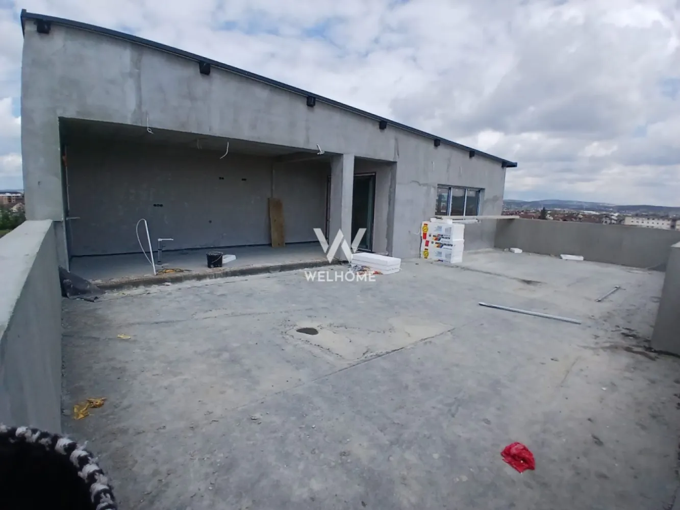 Penthouse pe malul lacului, cu terasă panoramică 90 mp - Dacă îți dorești mai mult decât un simplu apartament, acest penthouse este exact ce cauți. Situat la ultimul etaj, îți oferă liniște, lumină naturală din plin și o vedere superbă asupra orașului.

 Compartimentare ideală:
 • 3 camere spațioase
 • 2 dormitoare confortabile
 • living open space cu bucătărie – perfect pentru relaxare sau socializare
 • 2 băi moderne
 • hol mare, aerisit

 Punctul forte? Terasa panoramică de 90 mp!
Un spațiu rar, unde poți amenaja exact cum visezi: zonă de relaxare, grătar, jacuzzi sau loc de luat masa în aer liber. Priveliștea asupra orașului te va cuceri instant, atât ziua cât și seara.

 Avantaje:
 • ultimul etaj – fără vecini deasupra
 • lumină naturală pe tot parcursul zilei
 • spațiu generos, bine compartimentat
 • ideal pentru locuit sau investiție

Stadiu predare: la alb cu geamuri si usa termopan 3 foi de sticla, pereti tencuiti si gletuiti, sapa elicopterizata, centrala, incalzire in pardoseala instalatii electrice, termice si sanitare.
Se poate preda finisat la cheie,contracost.

 Sună acum pentru detalii sau vizionare: 0743030351 - Laura