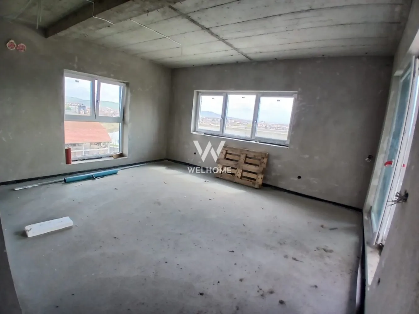 Penthouse pe malul lacului, cu terasă panoramică 90 mp - Dacă îți dorești mai mult decât un simplu apartament, acest penthouse este exact ce cauți. Situat la ultimul etaj, îți oferă liniște, lumină naturală din plin și o vedere superbă asupra orașului.

 Compartimentare ideală:
 • 3 camere spațioase
 • 2 dormitoare confortabile
 • living open space cu bucătărie – perfect pentru relaxare sau socializare
 • 2 băi moderne
 • hol mare, aerisit

 Punctul forte? Terasa panoramică de 90 mp!
Un spațiu rar, unde poți amenaja exact cum visezi: zonă de relaxare, grătar, jacuzzi sau loc de luat masa în aer liber. Priveliștea asupra orașului te va cuceri instant, atât ziua cât și seara.

 Avantaje:
 • ultimul etaj – fără vecini deasupra
 • lumină naturală pe tot parcursul zilei
 • spațiu generos, bine compartimentat
 • ideal pentru locuit sau investiție

Stadiu predare: la alb cu geamuri si usa termopan 3 foi de sticla, pereti tencuiti si gletuiti, sapa elicopterizata, centrala, incalzire in pardoseala instalatii electrice, termice si sanitare.
Se poate preda finisat la cheie,contracost.

 Sună acum pentru detalii sau vizionare: 0743030351 - Laura