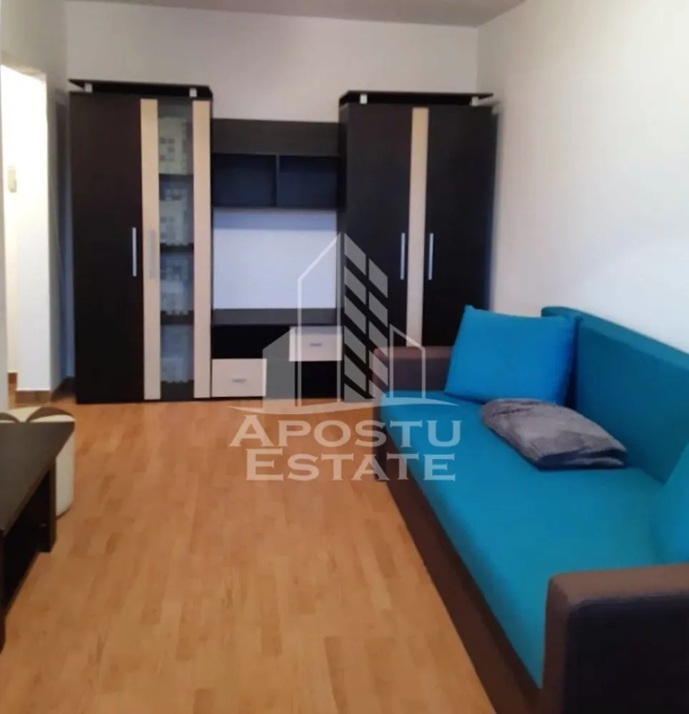 Garsoniera confort 1, ideal pentru Investitie - Apostu Estate va propune spre vanzare o garsoniera confort 1, situata la etajul 3 din 4, in zona Orizont, o locatie apreciata pentru accesibilitate si apropierea de toate facilitatile necesare unui stil de viata modern.

Cu o suprafata de 37 mp, proprietatea este compartimentata eficient si cuprinde o camera spatioasa si luminoasa, bucatarie separata, baie, hol si balcon inchis, oferind un spatiu practic si confortabil.

Un avantaj important al acestei proprietati este faptul ca in prezent este ocupata de chiriasi, existand posibilitatea ca acestia sa ramana si dupa vanzare. Astfel, garsoniera reprezinta o oportunitate excelenta pentru investitori, oferind posibilitatea obtinerii unui venit din chirie chiar din prima zi, fara perioade de neocupare.

Amplasarea este un alt punct forte al proprietatii, aceasta fiind situata in imediata apropiere de Parcul Regina Maria, biserica, statii de tramvai si alte mijloace de transport in comun, magazine, scoli si numeroase alte puncte de interes, asigurand un nivel ridicat de confort si accesibilitate.

Fie ca sunteti in cautarea unei locuinte sau a unei investitii sigure si profitabile, aceasta garsoniera reprezinta o alegere inspirata datorita pozitiei excelente si potentialului ridicat.

Echipa Apostu Estate va ofera consultanta completa pe tot parcursul procesului de achizitie, inclusiv sprijin pentru obtinerea unui credit imobiliar si asistenta notariala, astfel incat tranzactia sa se desfasoare rapid, sigur si fara griji. Pentru mai multe informatii si programarea unei vizionari, echipa Apostu Estate va sta la dispozitie.
 Pentru mai multe informatii si programarea unei vizionari, echipa Apostu Estate va sta la dispozitie.
ID: CP3227983