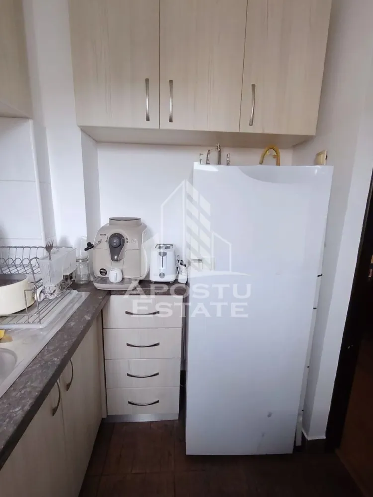 Garsoniera confort 1, ideal pentru Investitie - Apostu Estate va propune spre vanzare o garsoniera confort 1, situata la etajul 3 din 4, in zona Orizont, o locatie apreciata pentru accesibilitate si apropierea de toate facilitatile necesare unui stil de viata modern.

Cu o suprafata de 37 mp, proprietatea este compartimentata eficient si cuprinde o camera spatioasa si luminoasa, bucatarie separata, baie, hol si balcon inchis, oferind un spatiu practic si confortabil.

Un avantaj important al acestei proprietati este faptul ca in prezent este ocupata de chiriasi, existand posibilitatea ca acestia sa ramana si dupa vanzare. Astfel, garsoniera reprezinta o oportunitate excelenta pentru investitori, oferind posibilitatea obtinerii unui venit din chirie chiar din prima zi, fara perioade de neocupare.

Amplasarea este un alt punct forte al proprietatii, aceasta fiind situata in imediata apropiere de Parcul Regina Maria, biserica, statii de tramvai si alte mijloace de transport in comun, magazine, scoli si numeroase alte puncte de interes, asigurand un nivel ridicat de confort si accesibilitate.

Fie ca sunteti in cautarea unei locuinte sau a unei investitii sigure si profitabile, aceasta garsoniera reprezinta o alegere inspirata datorita pozitiei excelente si potentialului ridicat.

Echipa Apostu Estate va ofera consultanta completa pe tot parcursul procesului de achizitie, inclusiv sprijin pentru obtinerea unui credit imobiliar si asistenta notariala, astfel incat tranzactia sa se desfasoare rapid, sigur si fara griji. Pentru mai multe informatii si programarea unei vizionari, echipa Apostu Estate va sta la dispozitie.
 Pentru mai multe informatii si programarea unei vizionari, echipa Apostu Estate va sta la dispozitie.
ID: CP3227983
