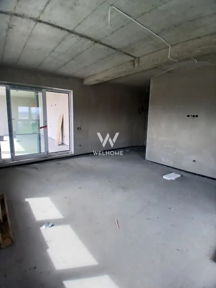 Penthouse pe malul lacului, cu terasă panoramică 90 mp - Dacă îți dorești mai mult decât un simplu apartament, acest penthouse este exact ce cauți. Situat la ultimul etaj, îți oferă liniște, lumină naturală din plin și o vedere superbă asupra orașului.

 Compartimentare ideală:
 • 3 camere spațioase
 • 2 dormitoare confortabile
 • living open space cu bucătărie – perfect pentru relaxare sau socializare
 • 2 băi moderne
 • hol mare, aerisit

 Punctul forte? Terasa panoramică de 90 mp!
Un spațiu rar, unde poți amenaja exact cum visezi: zonă de relaxare, grătar, jacuzzi sau loc de luat masa în aer liber. Priveliștea asupra orașului te va cuceri instant, atât ziua cât și seara.

 Avantaje:
 • ultimul etaj – fără vecini deasupra
 • lumină naturală pe tot parcursul zilei
 • spațiu generos, bine compartimentat
 • ideal pentru locuit sau investiție

Stadiu predare: la alb cu geamuri si usa termopan 3 foi de sticla, pereti tencuiti si gletuiti, sapa elicopterizata, centrala, incalzire in pardoseala instalatii electrice, termice si sanitare.
Se poate preda finisat la cheie,contracost.

 Sună acum pentru detalii sau vizionare: 0743030351 - Laura