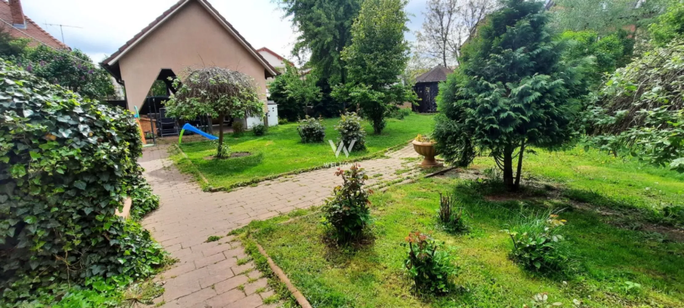 CASA LA CHEIE teren 1000 mp in Sibiu - Casa a fost renovata integral, exterior interior in anul 2008 si renovata interior in anul 2015.
Este situată într-o zonă liniștită din zona strazii Moldoveanu, cu acces facil spre toate zonele de interes ale orașului. 
Regim de înălțime S+P+M, o suprafață utilă de 240 mp, un teren de 1.000 mp,

Compartimentare: 

Demisol:2 încăperi cu destinația pivniță si spalatorie.
Parter: hol, living cu iesire pe terasa, sufragerie, bucatarie, un dormitor si doua bai.
Mansarda: 2 dormitoare , un openspace generos , 2 bai, dar si spatii de depozitare .
Curte liberă de 800 mp, cu diverse plante, pomi fructiferi si o filigorie.
Se preda fara mobila.
Dispune de locuri de parcare in curte dar și de un carport auto elegant, pentru doua masini.
O casa frumoasa, cu o curte impresionanta, localizata in una dintre cele mai bine cotate zone ale orasului.

Pret: 599.000 euro Negociabil!
