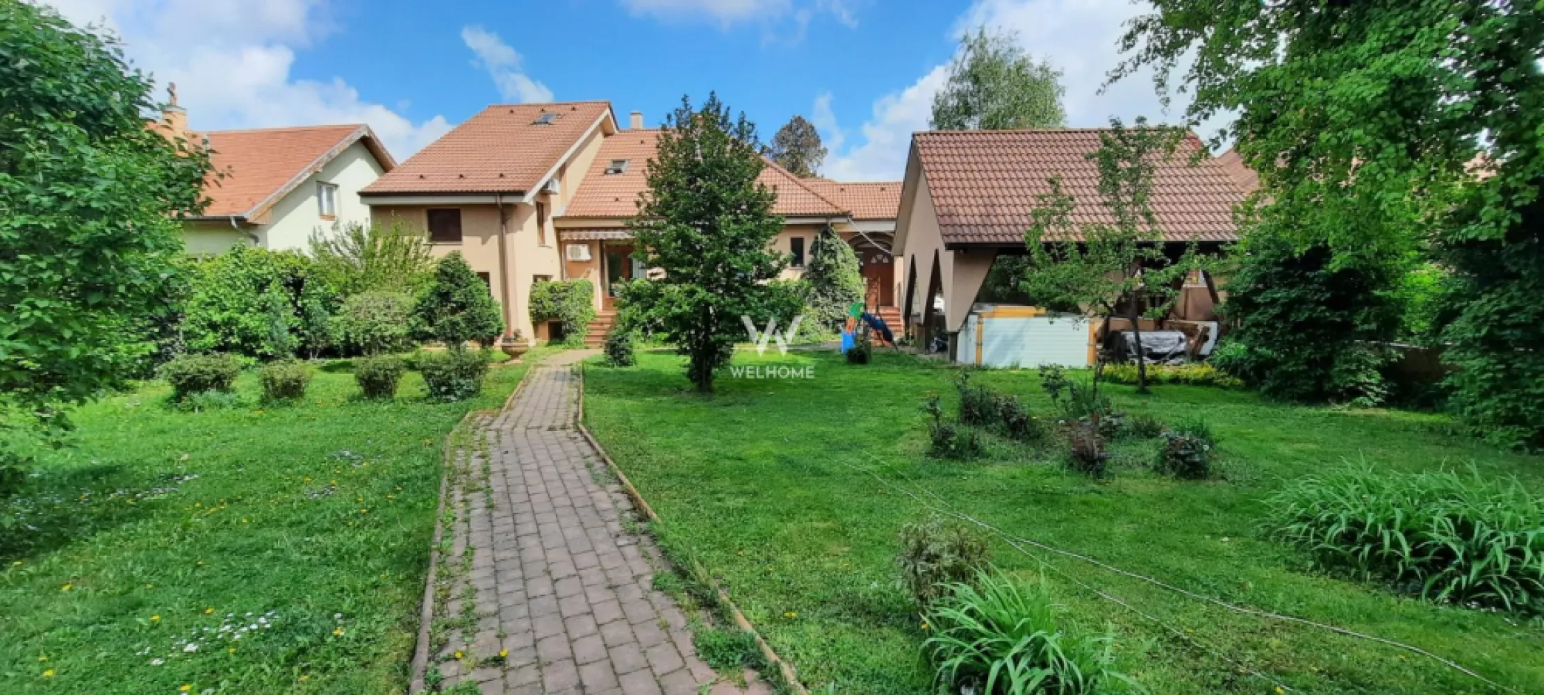 CASA LA CHEIE teren 1000 mp in Sibiu - Casa a fost renovata integral, exterior interior in anul 2008 si renovata interior in anul 2015.
Este situată într-o zonă liniștită din zona strazii Moldoveanu, cu acces facil spre toate zonele de interes ale orașului. 
Regim de înălțime S+P+M, o suprafață utilă de 240 mp, un teren de 1.000 mp,

Compartimentare: 

Demisol:2 încăperi cu destinația pivniță si spalatorie.
Parter: hol, living cu iesire pe terasa, sufragerie, bucatarie, un dormitor si doua bai.
Mansarda: 2 dormitoare , un openspace generos , 2 bai, dar si spatii de depozitare .
Curte liberă de 800 mp, cu diverse plante, pomi fructiferi si o filigorie.
Se preda fara mobila.
Dispune de locuri de parcare in curte dar și de un carport auto elegant, pentru doua masini.
O casa frumoasa, cu o curte impresionanta, localizata in una dintre cele mai bine cotate zone ale orasului.

Pret: 599.000 euro Negociabil!