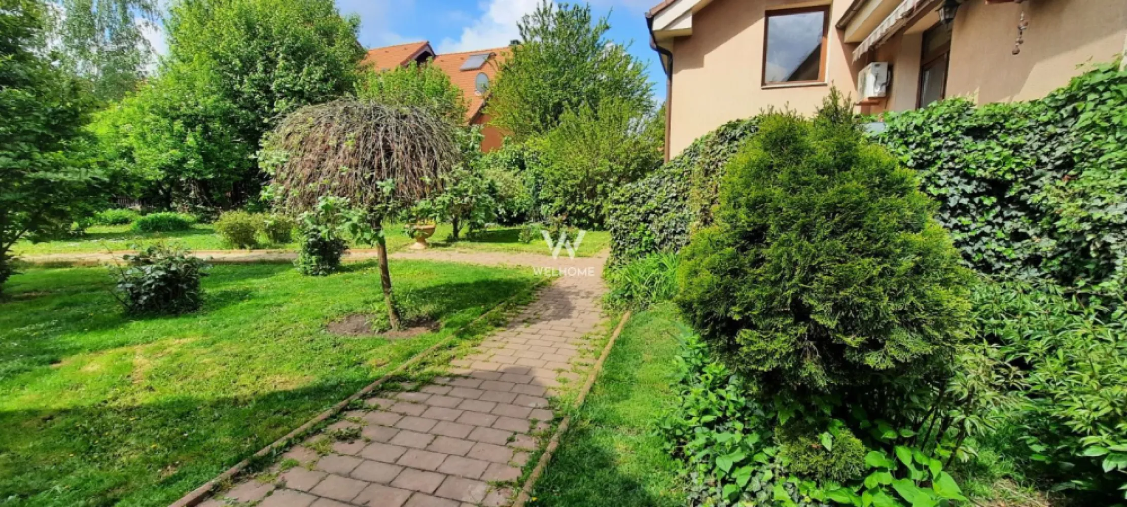 CASA LA CHEIE teren 1000 mp in Sibiu - Casa a fost renovata integral, exterior interior in anul 2008 si renovata interior in anul 2015.
Este situată într-o zonă liniștită din zona strazii Moldoveanu, cu acces facil spre toate zonele de interes ale orașului. 
Regim de înălțime S+P+M, o suprafață utilă de 240 mp, un teren de 1.000 mp,

Compartimentare: 

Demisol:2 încăperi cu destinația pivniță si spalatorie.
Parter: hol, living cu iesire pe terasa, sufragerie, bucatarie, un dormitor si doua bai.
Mansarda: 2 dormitoare , un openspace generos , 2 bai, dar si spatii de depozitare .
Curte liberă de 800 mp, cu diverse plante, pomi fructiferi si o filigorie.
Se preda fara mobila.
Dispune de locuri de parcare in curte dar și de un carport auto elegant, pentru doua masini.
O casa frumoasa, cu o curte impresionanta, localizata in una dintre cele mai bine cotate zone ale orasului.

Pret: 599.000 euro Negociabil!