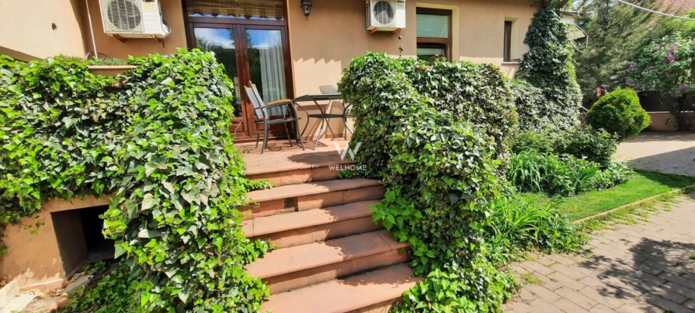 CASA LA CHEIE teren 1000 mp in Sibiu - Casa a fost renovata integral, exterior interior in anul 2008 si renovata interior in anul 2015.
Este situată într-o zonă liniștită din zona strazii Moldoveanu, cu acces facil spre toate zonele de interes ale orașului. 
Regim de înălțime S+P+M, o suprafață utilă de 240 mp, un teren de 1.000 mp,

Compartimentare: 

Demisol:2 încăperi cu destinația pivniță si spalatorie.
Parter: hol, living cu iesire pe terasa, sufragerie, bucatarie, un dormitor si doua bai.
Mansarda: 2 dormitoare , un openspace generos , 2 bai, dar si spatii de depozitare .
Curte liberă de 800 mp, cu diverse plante, pomi fructiferi si o filigorie.
Se preda fara mobila.
Dispune de locuri de parcare in curte dar și de un carport auto elegant, pentru doua masini.
O casa frumoasa, cu o curte impresionanta, localizata in una dintre cele mai bine cotate zone ale orasului.

Pret: 599.000 euro Negociabil!