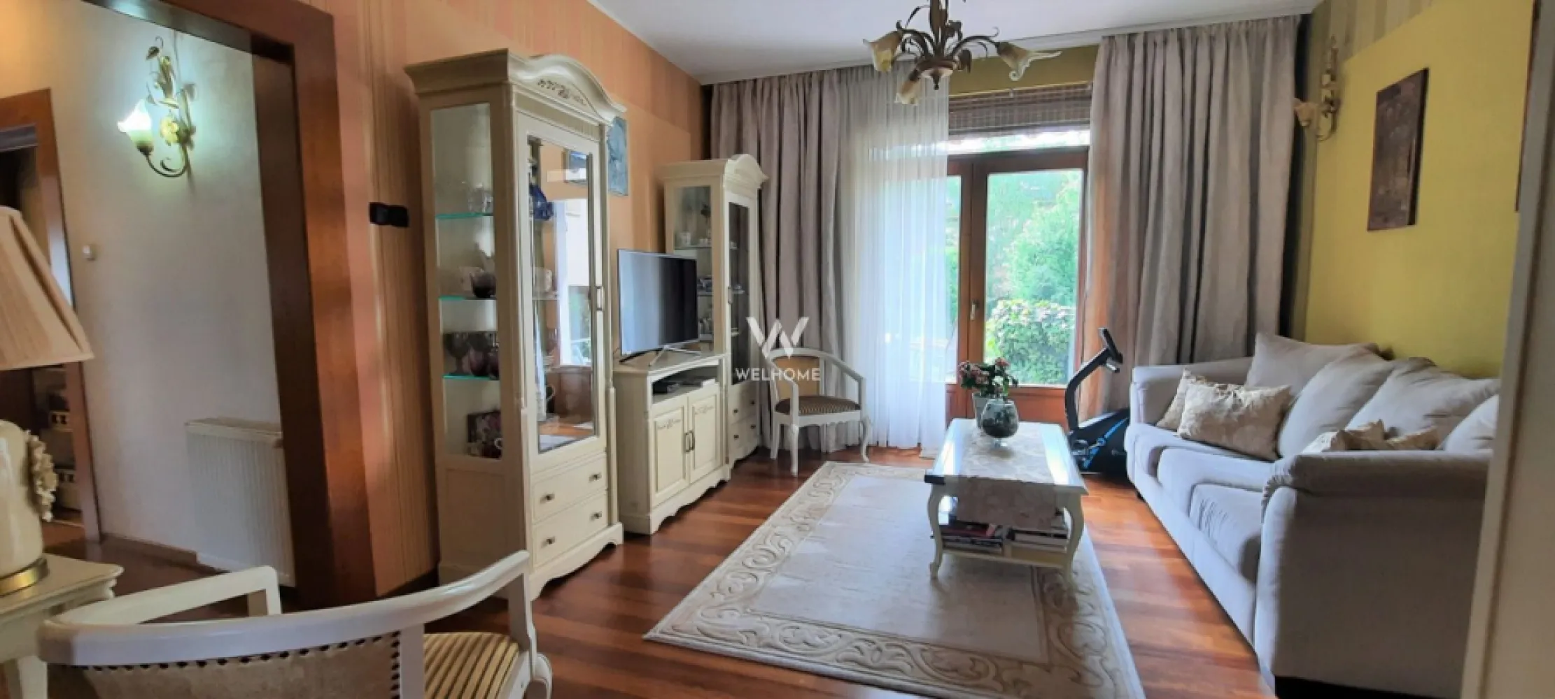 CASA LA CHEIE teren 1000 mp in Sibiu - Casa a fost renovata integral, exterior interior in anul 2008 si renovata interior in anul 2015.
Este situată într-o zonă liniștită din zona strazii Moldoveanu, cu acces facil spre toate zonele de interes ale orașului. 
Regim de înălțime S+P+M, o suprafață utilă de 240 mp, un teren de 1.000 mp,

Compartimentare: 

Demisol:2 încăperi cu destinația pivniță si spalatorie.
Parter: hol, living cu iesire pe terasa, sufragerie, bucatarie, un dormitor si doua bai.
Mansarda: 2 dormitoare , un openspace generos , 2 bai, dar si spatii de depozitare .
Curte liberă de 800 mp, cu diverse plante, pomi fructiferi si o filigorie.
Se preda fara mobila.
Dispune de locuri de parcare in curte dar și de un carport auto elegant, pentru doua masini.
O casa frumoasa, cu o curte impresionanta, localizata in una dintre cele mai bine cotate zone ale orasului.

Pret: 599.000 euro Negociabil!