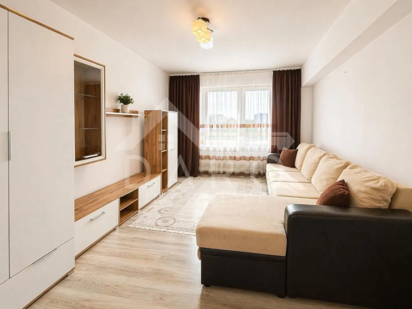 Vând apartament cu 2 camere,in cartierul Tudor,strada Infratirii - - Apartament 2 camere de vânzare – Tudor, Strada Înfrățirii – 95.000 € negociabil
- Vă oferim spre vânzare un apartament cu 2 camere, situat în cartierul Tudor, pe Strada Înfrățirii, la etajul 4/4, cu suprafață utilă de 54 mp și orientare vestică.
- Compartimentare practică: 2 holuri, living spațios, dormitor, bucătărie cu ieșire spre balcon închis, baie, cămară, debara și balcon deschis.
 - Dotări: centrală termică proprie, geamuri termopan, ușă metalică, uși interioare schimbate, parchet, apartament curat, zugrăvit, mobilat și utilat.
- Zonă excelentă, aproape de Școala Nr. 20, grădiniță, magazine, parcuri și mijloace de transport în comun. Ideal atât pentru locuit, cât și pentru investiție.
- Se poate achiziționa și prin credit bancar! Prin Kiwi Finance vă oferim consultanță GRATUITĂ pentru obținerea creditului ipotecar, analiză rapidă și acces la oferte de la mai multe bănci. Vă ajutăm complet de la început până la semnare.
Preț: 95.000 € negociabil
Telefon: 0749 535 729