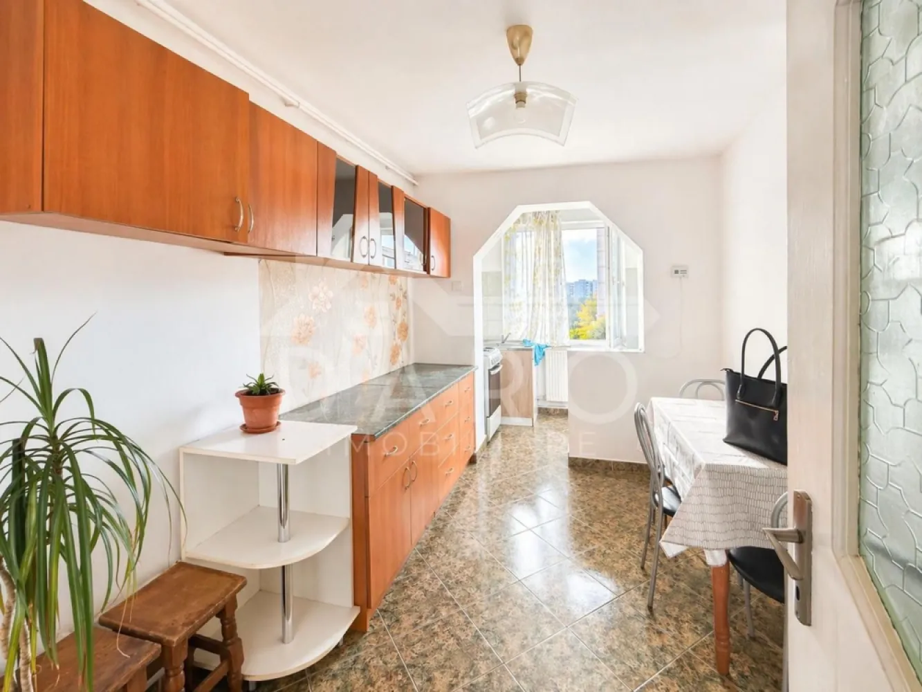 Vând apartament cu 2 camere,in cartierul Tudor,strada Infratirii - - Apartament 2 camere de vânzare – Tudor, Strada Înfrățirii – 95.000 € negociabil
- Vă oferim spre vânzare un apartament cu 2 camere, situat în cartierul Tudor, pe Strada Înfrățirii, la etajul 4/4, cu suprafață utilă de 54 mp și orientare vestică.
- Compartimentare practică: 2 holuri, living spațios, dormitor, bucătărie cu ieșire spre balcon închis, baie, cămară, debara și balcon deschis.
 - Dotări: centrală termică proprie, geamuri termopan, ușă metalică, uși interioare schimbate, parchet, apartament curat, zugrăvit, mobilat și utilat.
- Zonă excelentă, aproape de Școala Nr. 20, grădiniță, magazine, parcuri și mijloace de transport în comun. Ideal atât pentru locuit, cât și pentru investiție.
- Se poate achiziționa și prin credit bancar! Prin Kiwi Finance vă oferim consultanță GRATUITĂ pentru obținerea creditului ipotecar, analiză rapidă și acces la oferte de la mai multe bănci. Vă ajutăm complet de la început până la semnare.
Preț: 95.000 € negociabil
Telefon: 0749 535 729