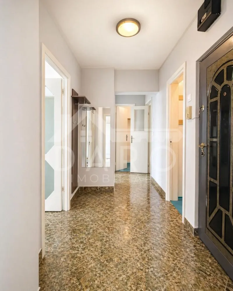 Vând apartament cu 2 camere,in cartierul Tudor,strada Infratirii - - Apartament 2 camere de vânzare – Tudor, Strada Înfrățirii – 95.000 € negociabil
- Vă oferim spre vânzare un apartament cu 2 camere, situat în cartierul Tudor, pe Strada Înfrățirii, la etajul 4/4, cu suprafață utilă de 54 mp și orientare vestică.
- Compartimentare practică: 2 holuri, living spațios, dormitor, bucătărie cu ieșire spre balcon închis, baie, cămară, debara și balcon deschis.
 - Dotări: centrală termică proprie, geamuri termopan, ușă metalică, uși interioare schimbate, parchet, apartament curat, zugrăvit, mobilat și utilat.
- Zonă excelentă, aproape de Școala Nr. 20, grădiniță, magazine, parcuri și mijloace de transport în comun. Ideal atât pentru locuit, cât și pentru investiție.
- Se poate achiziționa și prin credit bancar! Prin Kiwi Finance vă oferim consultanță GRATUITĂ pentru obținerea creditului ipotecar, analiză rapidă și acces la oferte de la mai multe bănci. Vă ajutăm complet de la început până la semnare.
Preț: 95.000 € negociabil
Telefon: 0749 535 729