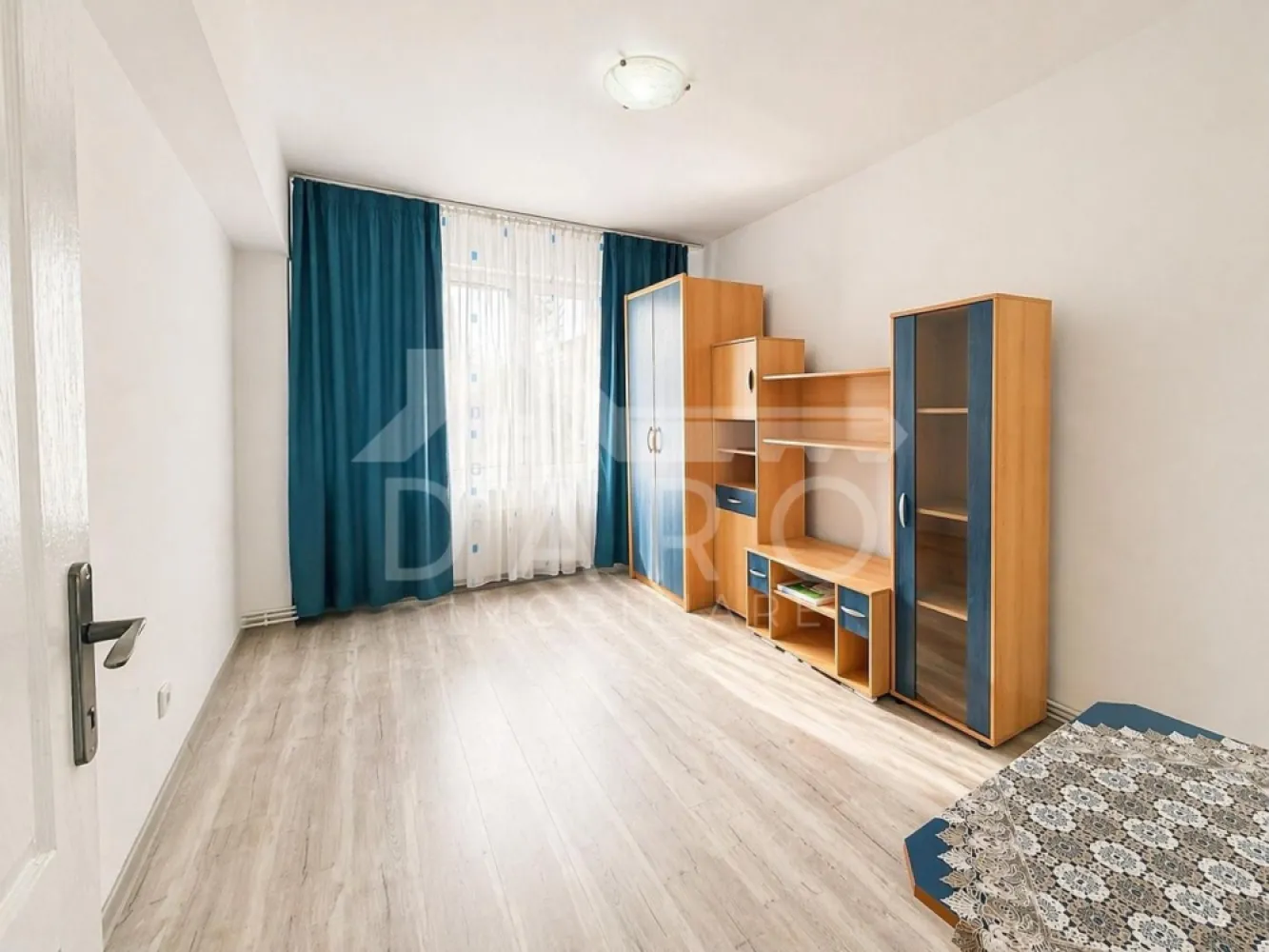 Vând apartament cu 2 camere,in cartierul Tudor,strada Infratirii - - Apartament 2 camere de vânzare – Tudor, Strada Înfrățirii – 95.000 € negociabil
- Vă oferim spre vânzare un apartament cu 2 camere, situat în cartierul Tudor, pe Strada Înfrățirii, la etajul 4/4, cu suprafață utilă de 54 mp și orientare vestică.
- Compartimentare practică: 2 holuri, living spațios, dormitor, bucătărie cu ieșire spre balcon închis, baie, cămară, debara și balcon deschis.
 - Dotări: centrală termică proprie, geamuri termopan, ușă metalică, uși interioare schimbate, parchet, apartament curat, zugrăvit, mobilat și utilat.
- Zonă excelentă, aproape de Școala Nr. 20, grădiniță, magazine, parcuri și mijloace de transport în comun. Ideal atât pentru locuit, cât și pentru investiție.
- Se poate achiziționa și prin credit bancar! Prin Kiwi Finance vă oferim consultanță GRATUITĂ pentru obținerea creditului ipotecar, analiză rapidă și acces la oferte de la mai multe bănci. Vă ajutăm complet de la început până la semnare.
Preț: 95.000 € negociabil
Telefon: 0749 535 729