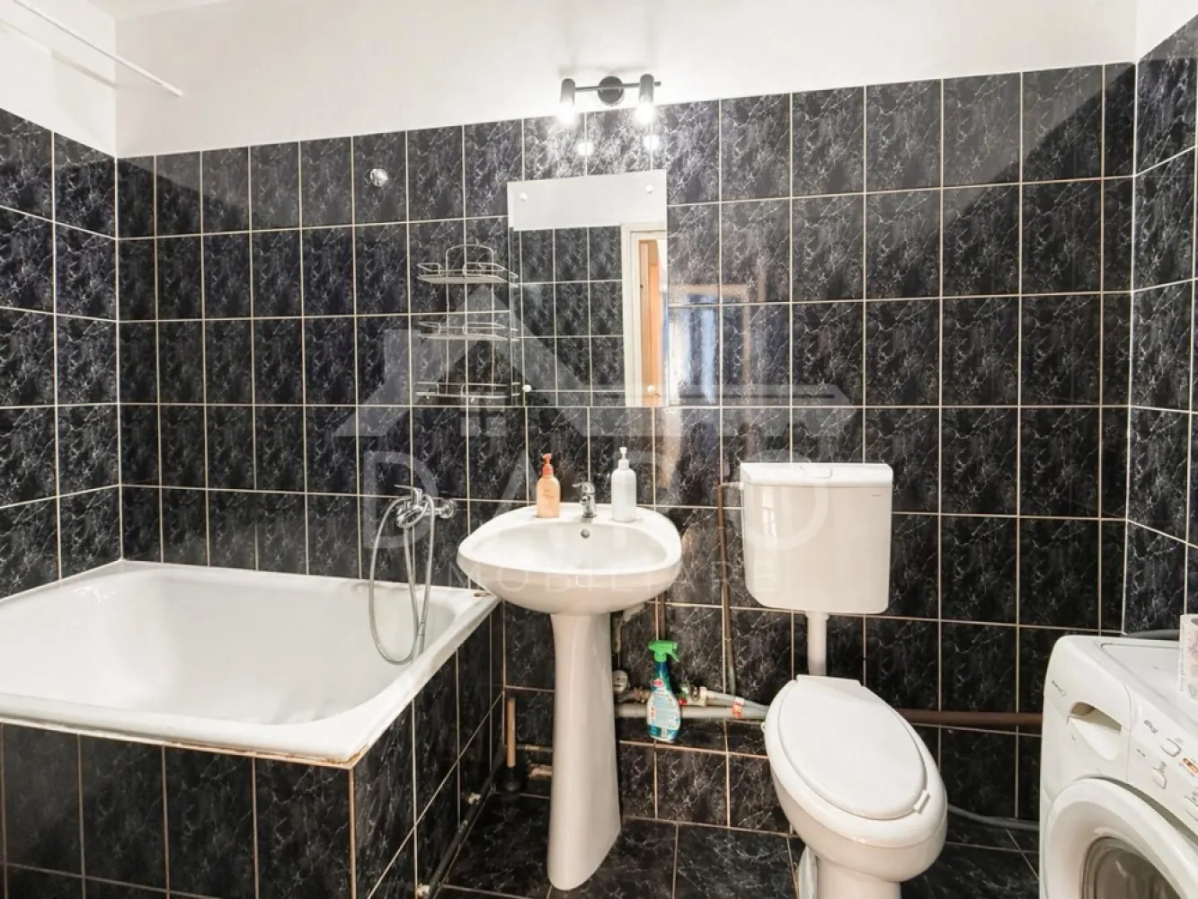Vând apartament cu 2 camere,in cartierul Tudor,strada Infratirii - - Apartament 2 camere de vânzare – Tudor, Strada Înfrățirii – 95.000 € negociabil
- Vă oferim spre vânzare un apartament cu 2 camere, situat în cartierul Tudor, pe Strada Înfrățirii, la etajul 4/4, cu suprafață utilă de 54 mp și orientare vestică.
- Compartimentare practică: 2 holuri, living spațios, dormitor, bucătărie cu ieșire spre balcon închis, baie, cămară, debara și balcon deschis.
 - Dotări: centrală termică proprie, geamuri termopan, ușă metalică, uși interioare schimbate, parchet, apartament curat, zugrăvit, mobilat și utilat.
- Zonă excelentă, aproape de Școala Nr. 20, grădiniță, magazine, parcuri și mijloace de transport în comun. Ideal atât pentru locuit, cât și pentru investiție.
- Se poate achiziționa și prin credit bancar! Prin Kiwi Finance vă oferim consultanță GRATUITĂ pentru obținerea creditului ipotecar, analiză rapidă și acces la oferte de la mai multe bănci. Vă ajutăm complet de la început până la semnare.
Preț: 95.000 € negociabil
Telefon: 0749 535 729