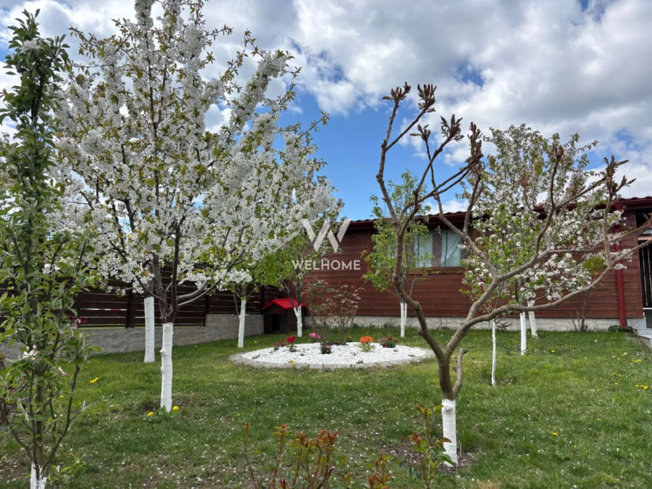 Casa 5 camere cu teren GENEROS si CARPORT - Cartierul Arhitectilor - Casa 5 camere LA CHEIE, TEREN 426mp in Calea Cisnadiei Sibiu

 Suprafata utila: 220 mp
 Suprafata teren: 426 mp, curte libera de 350 mp, curte pavata + gradina cu gazon si pomi fructiferi, + filigorie/terasa + carport pentru o masina + o Magazie de 50 mp
 
 Compartimentata astfel:
- La PARTER: un apartament de 73 mp utili format din doua dormitoare mari de peste 30 mp, 2 bai. (Parterul si Etajul au intrari separate).
- La ETAJ: living, bucatarie inchisa cu debara, hol, baie cu dus, casa scarii + 2 balcoane. 
- La MANSARDA: 2 dormitoare, hol, baie de 12 mp cu loc pentru masina de spalat, uscator, 2 spatii depozitare (pod), balcon
 Casa a fost renovata recent si se preda partial mobilata, construita solid, cu materiale de calitate si bine izolata, cu costuri de incalzire surprinzator de reduse raportat la suprafata utila (incalzirea fiind pe centrala cu calorifere).
 Locuinta se preda LA CHEIE la exterior, cu fatada casei facuta, izolatie exterioara, curtea amenajata, gard, porti.
 Proprietatea dispune de deschidere la două străzi și acces auto facil din ambele.
 Acces auto unde se pot parca cu usurinta 4 masini.
 Situata intr-o zona linistita preponderent de case cu acces la magazine, statie de autobuz, gradinite etc.