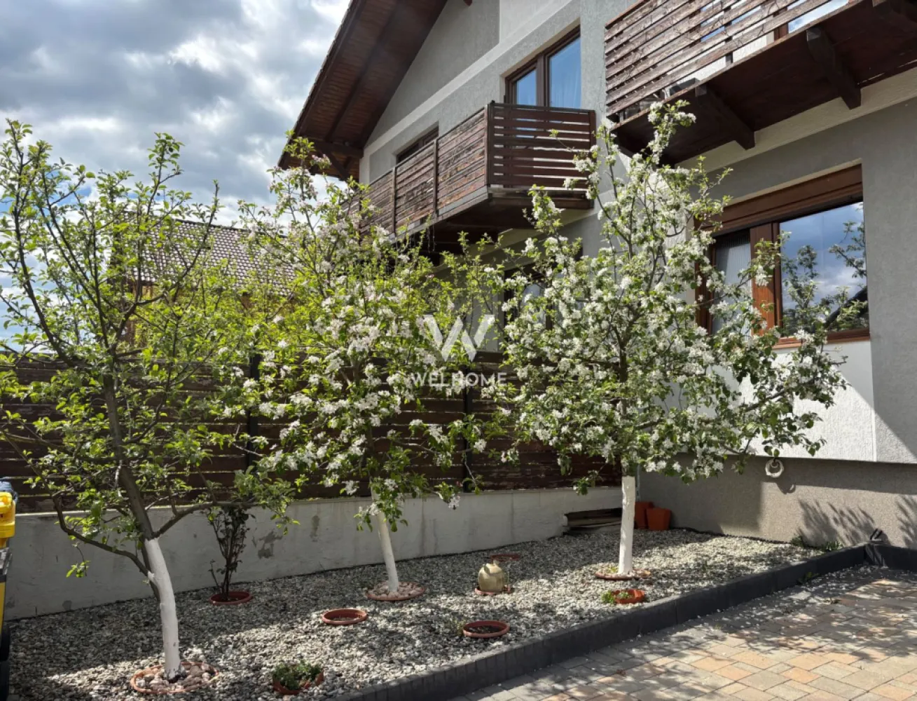 Casa 5 camere cu teren GENEROS si CARPORT - Cartierul Arhitectilor - Casa 5 camere LA CHEIE, TEREN 426mp in Calea Cisnadiei Sibiu

 Suprafata utila: 220 mp
 Suprafata teren: 426 mp, curte libera de 350 mp, curte pavata + gradina cu gazon si pomi fructiferi, + filigorie/terasa + carport pentru o masina + o Magazie de 50 mp
 
 Compartimentata astfel:
- La PARTER: un apartament de 73 mp utili format din doua dormitoare mari de peste 30 mp, 2 bai. (Parterul si Etajul au intrari separate).
- La ETAJ: living, bucatarie inchisa cu debara, hol, baie cu dus, casa scarii + 2 balcoane. 
- La MANSARDA: 2 dormitoare, hol, baie de 12 mp cu loc pentru masina de spalat, uscator, 2 spatii depozitare (pod), balcon
 Casa a fost renovata recent si se preda partial mobilata, construita solid, cu materiale de calitate si bine izolata, cu costuri de incalzire surprinzator de reduse raportat la suprafata utila (incalzirea fiind pe centrala cu calorifere).
 Locuinta se preda LA CHEIE la exterior, cu fatada casei facuta, izolatie exterioara, curtea amenajata, gard, porti.
 Proprietatea dispune de deschidere la două străzi și acces auto facil din ambele.
 Acces auto unde se pot parca cu usurinta 4 masini.
 Situata intr-o zona linistita preponderent de case cu acces la magazine, statie de autobuz, gradinite etc.