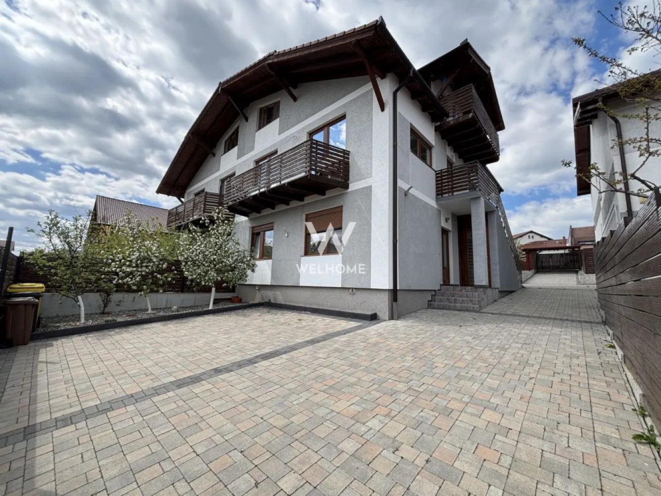 Casa 5 camere cu teren GENEROS si CARPORT - Cartierul Arhitectilor - Casa 5 camere LA CHEIE, TEREN 426mp in Calea Cisnadiei Sibiu

 Suprafata utila: 220 mp
 Suprafata teren: 426 mp, curte libera de 350 mp, curte pavata + gradina cu gazon si pomi fructiferi, + filigorie/terasa + carport pentru o masina + o Magazie de 50 mp
 
 Compartimentata astfel:
- La PARTER: un apartament de 73 mp utili format din doua dormitoare mari de peste 30 mp, 2 bai. (Parterul si Etajul au intrari separate).
- La ETAJ: living, bucatarie inchisa cu debara, hol, baie cu dus, casa scarii + 2 balcoane. 
- La MANSARDA: 2 dormitoare, hol, baie de 12 mp cu loc pentru masina de spalat, uscator, 2 spatii depozitare (pod), balcon
 Casa a fost renovata recent si se preda partial mobilata, construita solid, cu materiale de calitate si bine izolata, cu costuri de incalzire surprinzator de reduse raportat la suprafata utila (incalzirea fiind pe centrala cu calorifere).
 Locuinta se preda LA CHEIE la exterior, cu fatada casei facuta, izolatie exterioara, curtea amenajata, gard, porti.
 Proprietatea dispune de deschidere la două străzi și acces auto facil din ambele.
 Acces auto unde se pot parca cu usurinta 4 masini.
 Situata intr-o zona linistita preponderent de case cu acces la magazine, statie de autobuz, gradinite etc.