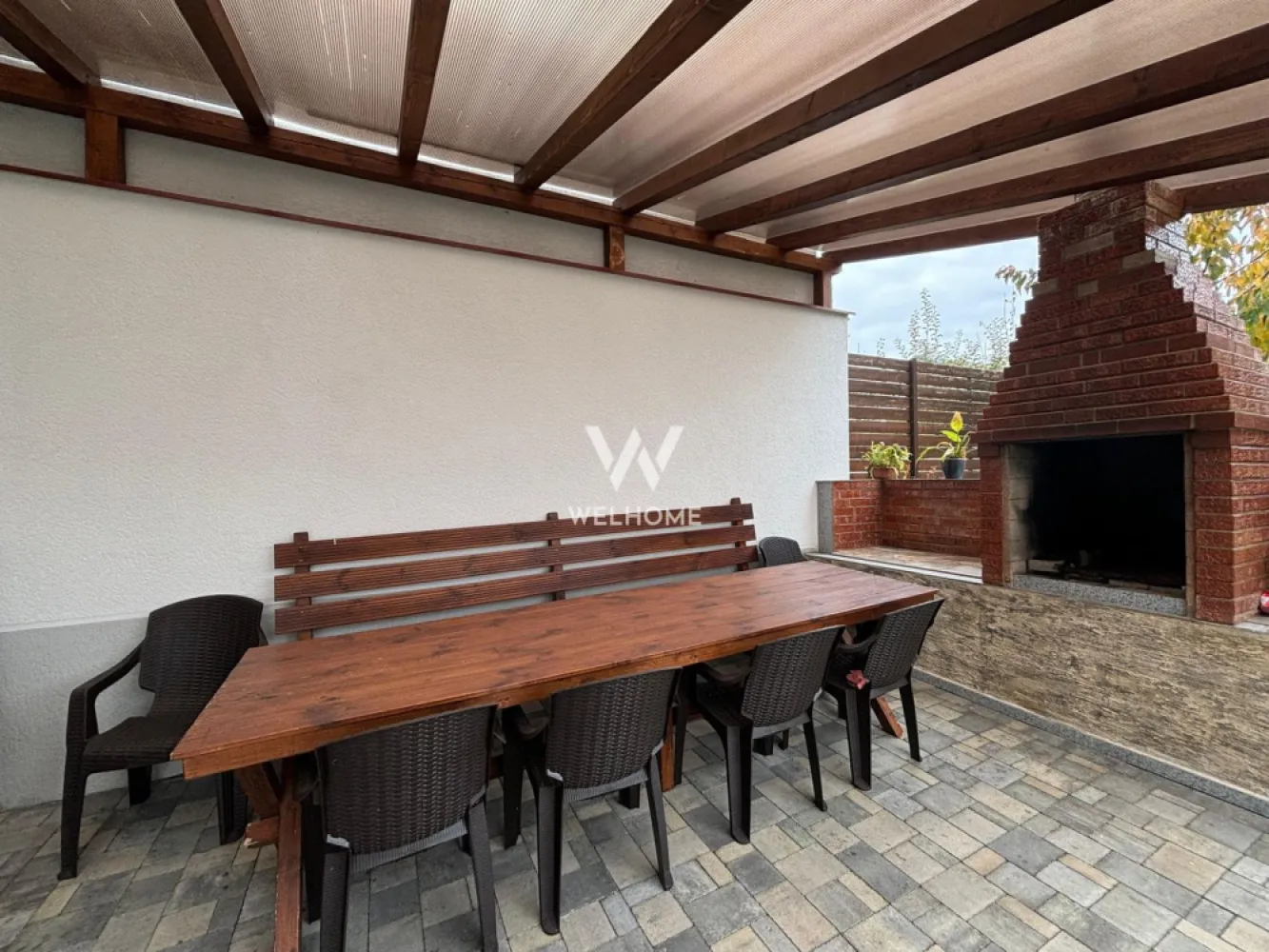 Casa 5 camere cu teren GENEROS si CARPORT - Cartierul Arhitectilor - Casa 5 camere LA CHEIE, TEREN 426mp in Calea Cisnadiei Sibiu

 Suprafata utila: 220 mp
 Suprafata teren: 426 mp, curte libera de 350 mp, curte pavata + gradina cu gazon si pomi fructiferi, + filigorie/terasa + carport pentru o masina + o Magazie de 50 mp
 
 Compartimentata astfel:
- La PARTER: un apartament de 73 mp utili format din doua dormitoare mari de peste 30 mp, 2 bai. (Parterul si Etajul au intrari separate).
- La ETAJ: living, bucatarie inchisa cu debara, hol, baie cu dus, casa scarii + 2 balcoane. 
- La MANSARDA: 2 dormitoare, hol, baie de 12 mp cu loc pentru masina de spalat, uscator, 2 spatii depozitare (pod), balcon
 Casa a fost renovata recent si se preda partial mobilata, construita solid, cu materiale de calitate si bine izolata, cu costuri de incalzire surprinzator de reduse raportat la suprafata utila (incalzirea fiind pe centrala cu calorifere).
 Locuinta se preda LA CHEIE la exterior, cu fatada casei facuta, izolatie exterioara, curtea amenajata, gard, porti.
 Proprietatea dispune de deschidere la două străzi și acces auto facil din ambele.
 Acces auto unde se pot parca cu usurinta 4 masini.
 Situata intr-o zona linistita preponderent de case cu acces la magazine, statie de autobuz, gradinite etc.