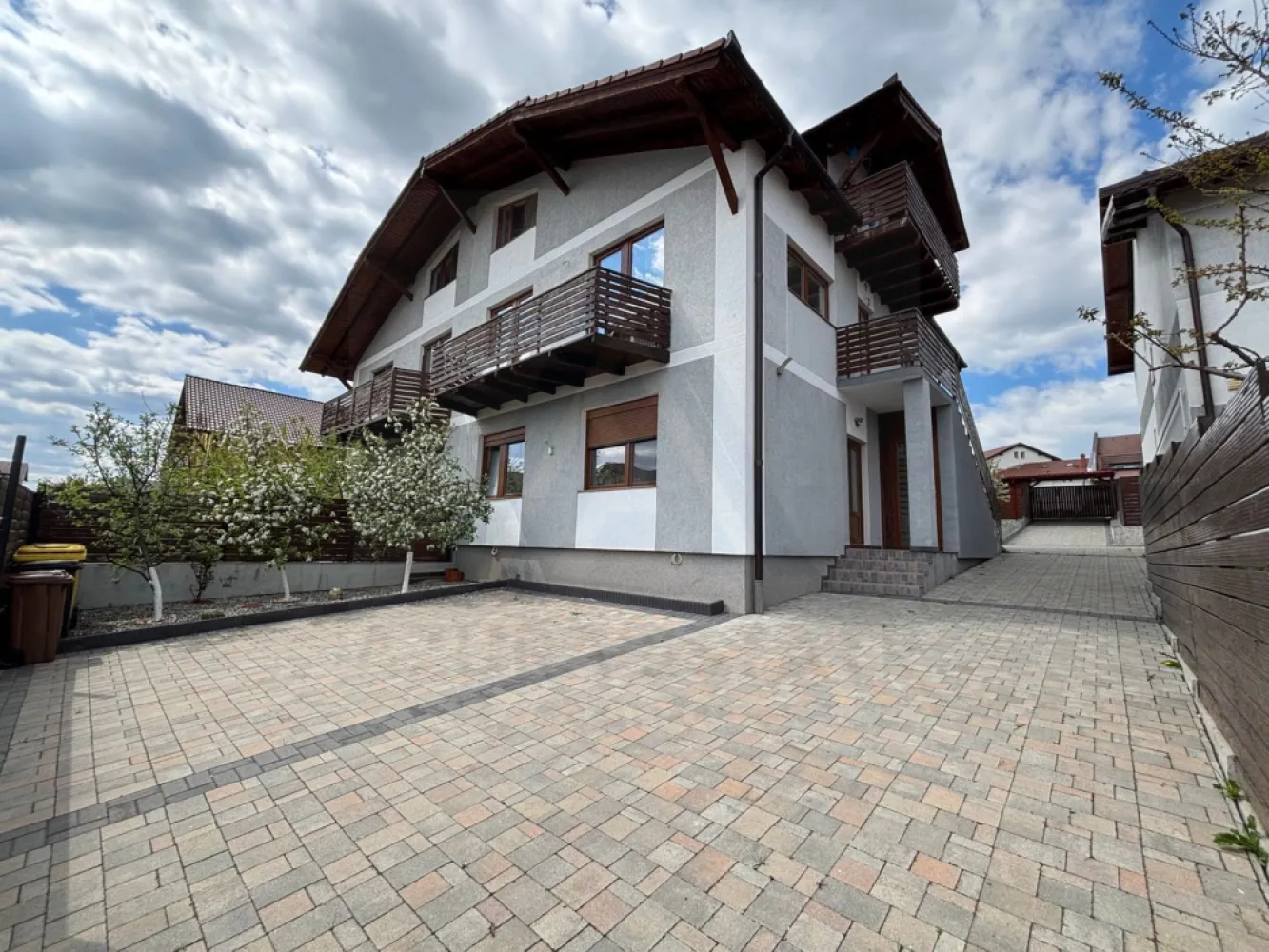 Casa la cheie 5 camere 250 mp curte libera 4 bai P+1+M Arhitectilor - Agenția imobiliara Azura Estate vă propune spre vânzare o casă tip duplex cu 5 camere, situată în Cartierul Arhitecților, cu o suprafață utilă de 220 mp și un teren de 426 mp, dintre care aproximativ 350 mp curte liberă.
 
📍 Cartierul Arhitecților este una dintre cele mai căutate zone rezidențiale din apropierea Sibiului, apreciată pentru dezvoltarea modernă, accesul facil către oraș și proximitatea față de magazine, supermarketuri, școli, grădinițe, farmacii și mijloace de transport în comun. Zona oferă un cadru liniștit, predominant de case și imobile noi, ideal pentru familii și pentru cei care își doresc confort și intimitate.

Compartimentare:

🏠 Parter (apartament separat de 73 mp utili)
2 dormitoare generoase
2 băi
Intrare separată

🏠 Etaj
🛋️ Living spațios
🍽️ Bucătărie închisă
📦 Debara
🚪 Hol
🚿 Baie cu duș
🌿 2 balcoane

🏠 Mansardă
🛏️ 2 dormitoare
🚪 Hol
🛁 Baie de 12 mp
📦 2 spații de depozitare tip pod
🌿 Balcon

✨ Dotări și avantaje:

🪑 Se predă parțial mobilată
🆕 Renovată recent
🔥 Centrală termică proprie și calorifere
🧱 Construcție solidă, bine izolată
🎨 Predare la cheie la exterior
🌿 Curte amenajată cu gazon și pomi fructiferi
🍖 Filigorie / terasă
🚗 Carport pentru un autoturism
📦 Magazie de aproximativ 50 mp
🚘 Posibilitate de parcare pentru 4 autoturisme
↔️ Deschidere la două străzi cu acces auto din ambele direcții
🌳 Curte generoasă și spații exterioare bine organizate

💶 Preț de vânzare: 283.280 €