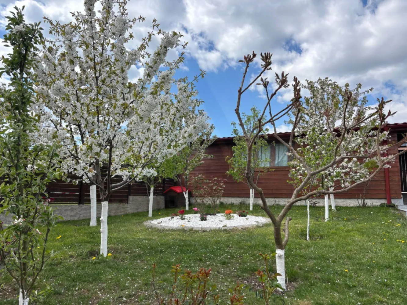 Casa la cheie 5 camere 250 mp curte libera 4 bai P+1+M Arhitectilor - Agenția imobiliara Azura Estate vă propune spre vânzare o casă tip duplex cu 5 camere, situată în Cartierul Arhitecților, cu o suprafață utilă de 220 mp și un teren de 426 mp, dintre care aproximativ 350 mp curte liberă.
 
📍 Cartierul Arhitecților este una dintre cele mai căutate zone rezidențiale din apropierea Sibiului, apreciată pentru dezvoltarea modernă, accesul facil către oraș și proximitatea față de magazine, supermarketuri, școli, grădinițe, farmacii și mijloace de transport în comun. Zona oferă un cadru liniștit, predominant de case și imobile noi, ideal pentru familii și pentru cei care își doresc confort și intimitate.

Compartimentare:

🏠 Parter (apartament separat de 73 mp utili)
2 dormitoare generoase
2 băi
Intrare separată

🏠 Etaj
🛋️ Living spațios
🍽️ Bucătărie închisă
📦 Debara
🚪 Hol
🚿 Baie cu duș
🌿 2 balcoane

🏠 Mansardă
🛏️ 2 dormitoare
🚪 Hol
🛁 Baie de 12 mp
📦 2 spații de depozitare tip pod
🌿 Balcon

✨ Dotări și avantaje:

🪑 Se predă parțial mobilată
🆕 Renovată recent
🔥 Centrală termică proprie și calorifere
🧱 Construcție solidă, bine izolată
🎨 Predare la cheie la exterior
🌿 Curte amenajată cu gazon și pomi fructiferi
🍖 Filigorie / terasă
🚗 Carport pentru un autoturism
📦 Magazie de aproximativ 50 mp
🚘 Posibilitate de parcare pentru 4 autoturisme
↔️ Deschidere la două străzi cu acces auto din ambele direcții
🌳 Curte generoasă și spații exterioare bine organizate

💶 Preț de vânzare: 283.280 €