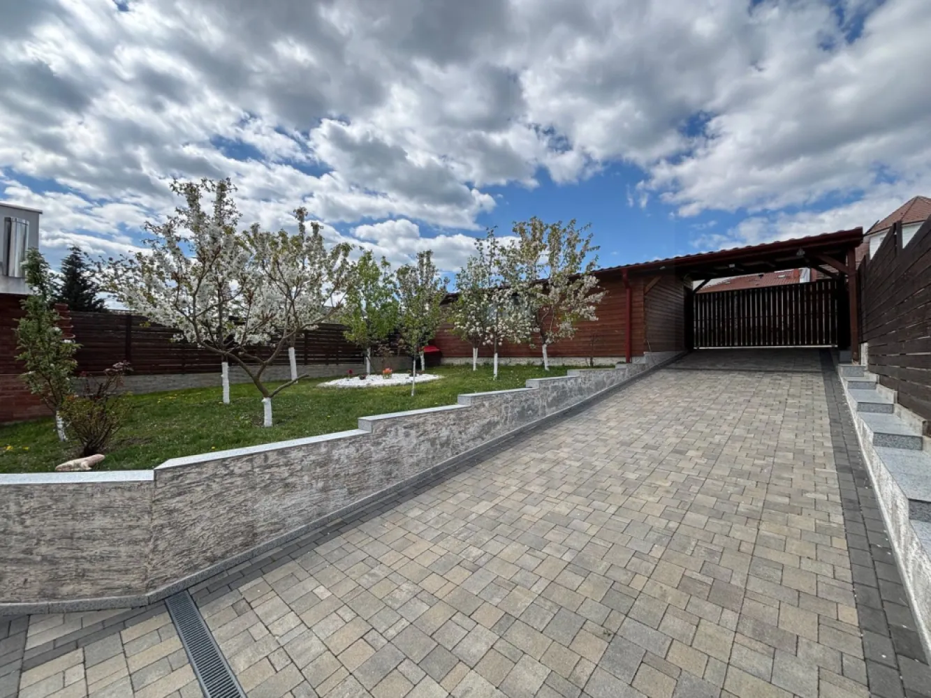 Casa la cheie 5 camere 250 mp curte libera 4 bai P+1+M Arhitectilor - Agenția imobiliara Azura Estate vă propune spre vânzare o casă tip duplex cu 5 camere, situată în Cartierul Arhitecților, cu o suprafață utilă de 220 mp și un teren de 426 mp, dintre care aproximativ 350 mp curte liberă.
 
📍 Cartierul Arhitecților este una dintre cele mai căutate zone rezidențiale din apropierea Sibiului, apreciată pentru dezvoltarea modernă, accesul facil către oraș și proximitatea față de magazine, supermarketuri, școli, grădinițe, farmacii și mijloace de transport în comun. Zona oferă un cadru liniștit, predominant de case și imobile noi, ideal pentru familii și pentru cei care își doresc confort și intimitate.

Compartimentare:

🏠 Parter (apartament separat de 73 mp utili)
2 dormitoare generoase
2 băi
Intrare separată

🏠 Etaj
🛋️ Living spațios
🍽️ Bucătărie închisă
📦 Debara
🚪 Hol
🚿 Baie cu duș
🌿 2 balcoane

🏠 Mansardă
🛏️ 2 dormitoare
🚪 Hol
🛁 Baie de 12 mp
📦 2 spații de depozitare tip pod
🌿 Balcon

✨ Dotări și avantaje:

🪑 Se predă parțial mobilată
🆕 Renovată recent
🔥 Centrală termică proprie și calorifere
🧱 Construcție solidă, bine izolată
🎨 Predare la cheie la exterior
🌿 Curte amenajată cu gazon și pomi fructiferi
🍖 Filigorie / terasă
🚗 Carport pentru un autoturism
📦 Magazie de aproximativ 50 mp
🚘 Posibilitate de parcare pentru 4 autoturisme
↔️ Deschidere la două străzi cu acces auto din ambele direcții
🌳 Curte generoasă și spații exterioare bine organizate

💶 Preț de vânzare: 283.280 €