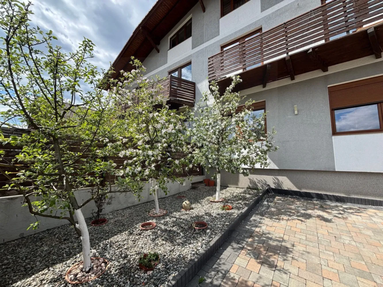 Casa la cheie 5 camere 250 mp curte libera 4 bai P+1+M Arhitectilor