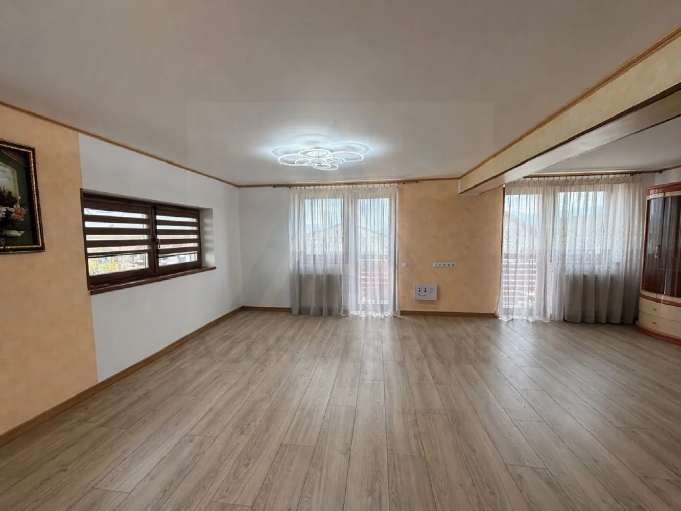 Casa la cheie 5 camere 250 mp curte libera 4 bai P+1+M Arhitectilor