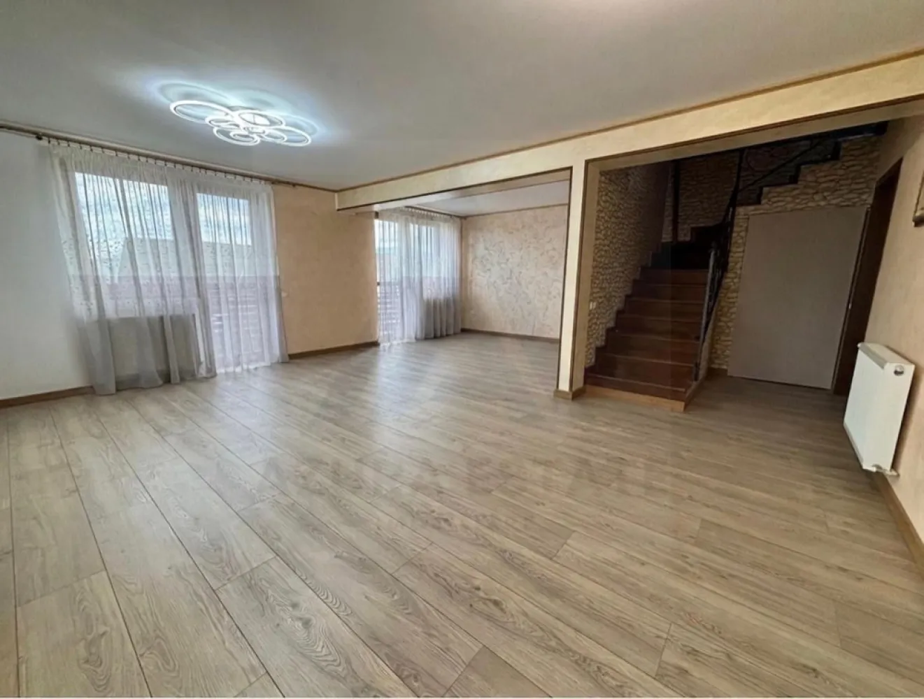 Casa la cheie 5 camere 250 mp curte libera 4 bai P+1+M Arhitectilor
