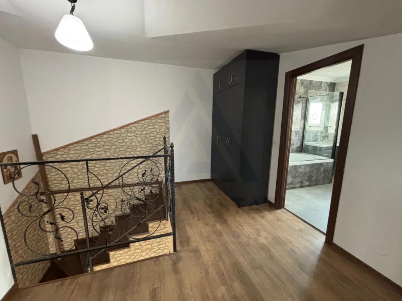Casa la cheie 5 camere 250 mp curte libera 4 bai P+1+M Arhitectilor