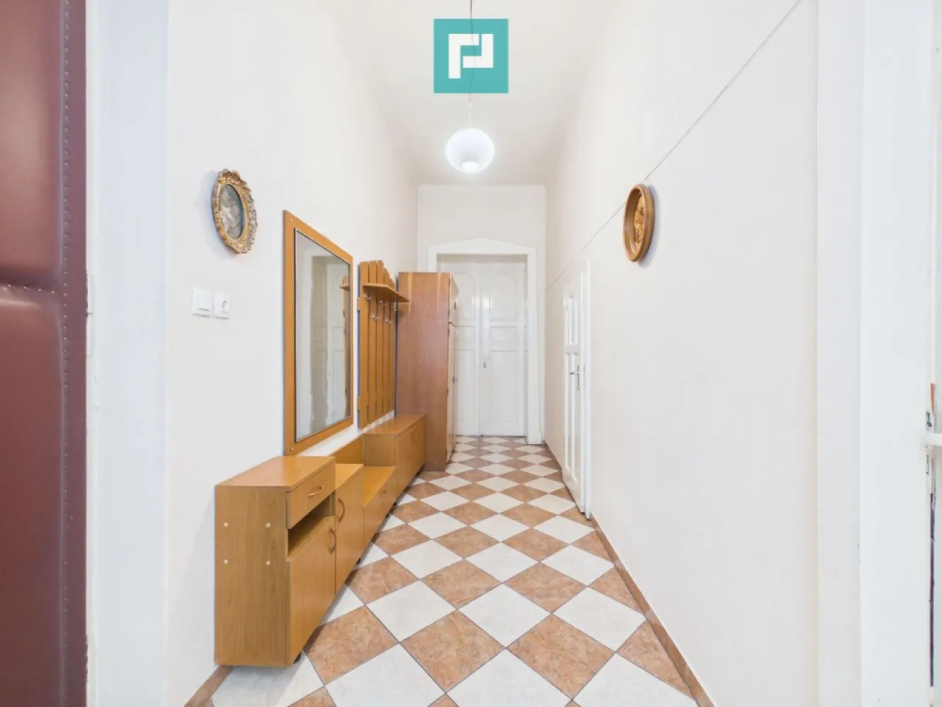 Apartament generos cu 3 camere – Zona Centrală - Property Lab vă propune spre închiriere un apartament generos cu 3 camere, situat într-o zonă centrală 

Cu o suprafață de 124,5 mp, această proprietate impresionează prin spațiile ample și compartimentarea practică, fiind ideală pentru persoanele care își doresc confort și acces rapid către toate facilitățile orașului.

 Compartimentare:

- living spațios și luminos
 -cameră de zi generoasă
 - dormitor matrimonial 
 - bucătărie complet utilată
 - baie principală
 -grup sanitar separat
 - cameră de utilitate/depozitare
 - hol generos de acces
 -terasă cu acces din două zone ale apartamentului

 Avantaje:

 -acces facil către centrul orașului și principalele puncte de interes

 -în apropiere de școli, grădinițe și instituții de învățământ

 - magazine, farmacii, restaurante, cafenele și bănci la câteva minute distanță

 - acces rapid la mijloacele de transport în comun

Pentru mai multe detalii sau pentru a programa o vizionare, contactează-ne cu încredere!

 Andrea Grosan – Consultant Imobiliar PropertyLab

andrea.grosan@propertylab.ro

0754 923 299

 Valea Alexandra – Consultant Imobiliar PropertyLab

alexandra.valea@propertylab.ro

0746 756 071