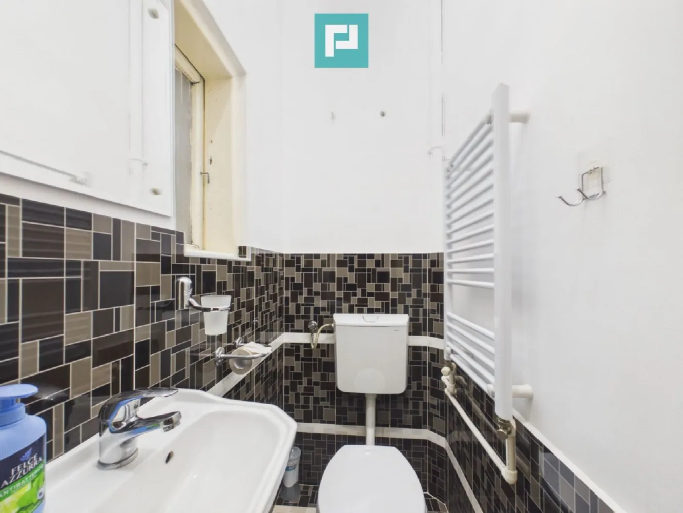 Apartament generos cu 3 camere – Zona Centrală - Property Lab vă propune spre închiriere un apartament generos cu 3 camere, situat într-o zonă centrală 

Cu o suprafață de 124,5 mp, această proprietate impresionează prin spațiile ample și compartimentarea practică, fiind ideală pentru persoanele care își doresc confort și acces rapid către toate facilitățile orașului.

 Compartimentare:

- living spațios și luminos
 -cameră de zi generoasă
 - dormitor matrimonial 
 - bucătărie complet utilată
 - baie principală
 -grup sanitar separat
 - cameră de utilitate/depozitare
 - hol generos de acces
 -terasă cu acces din două zone ale apartamentului

 Avantaje:

 -acces facil către centrul orașului și principalele puncte de interes

 -în apropiere de școli, grădinițe și instituții de învățământ

 - magazine, farmacii, restaurante, cafenele și bănci la câteva minute distanță

 - acces rapid la mijloacele de transport în comun

Pentru mai multe detalii sau pentru a programa o vizionare, contactează-ne cu încredere!

 Andrea Grosan – Consultant Imobiliar PropertyLab

andrea.grosan@propertylab.ro

0754 923 299

 Valea Alexandra – Consultant Imobiliar PropertyLab

alexandra.valea@propertylab.ro

0746 756 071