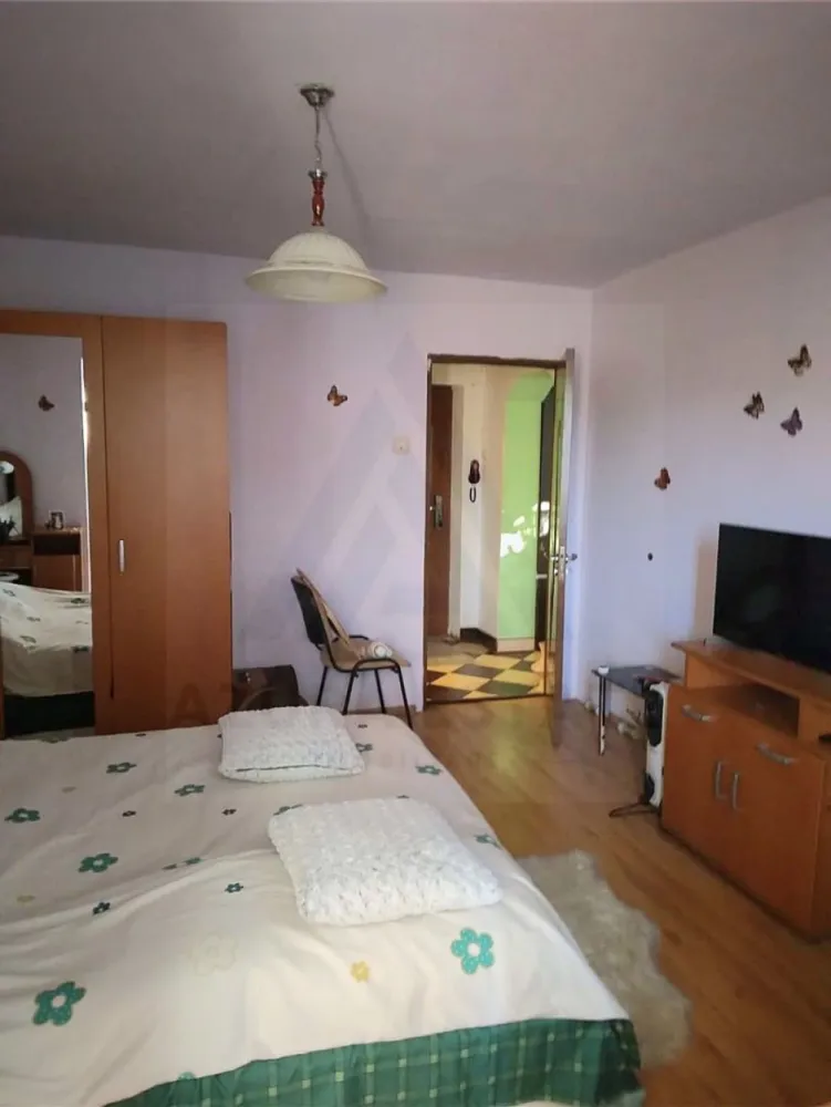 Apartament 2 camere 45 mp utili renovat etaj 3 in Cisnadie - Agenția Imobiliară Azura Estate vă propune spre vânzare un apartament cu 2 camere, complet renovat, mobilat și utilat, situat în centrul orașului Cisnădie.

Cu o suprafață utilă de 45 mp și amplasat la etajul 3, apartamentul reprezintă alegerea ideală pentru un cuplu, o persoană activă sau pentru investiție.

📍 Avantaje ale zonei:
• poziție centrală
• acces rapid către magazine și supermarketuri
• farmacii și servicii medicale în apropiere
• școli și grădinițe
• mijloace de transport
• acces facil către Sibiu

🏡 Compartimentare:
• living luminos
• dormitor spațios
• bucătărie semi deschisa
• baie
• hol de acces

✨ Apartamentul se vinde complet mobilat și utilat, fiind foarte bine întreținut și pregătit pentru mutare imediată, fără investiții suplimentare.

Preț 64.000 euro negociabil!
