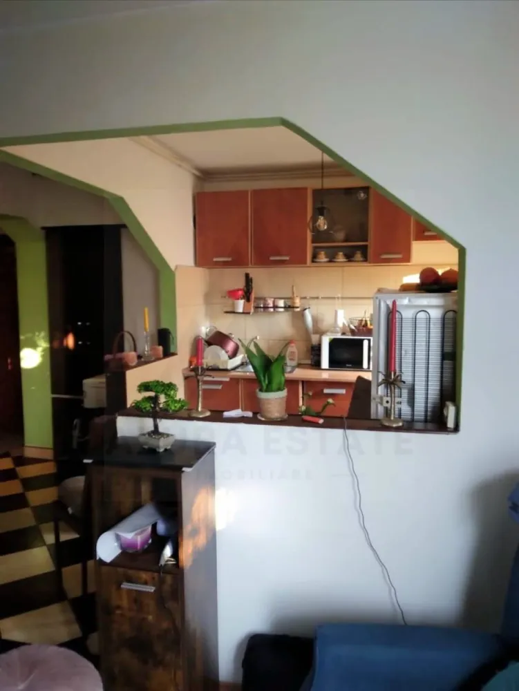 Apartament 2 camere 45 mp utili renovat etaj 3 in Cisnadie - Agenția Imobiliară Azura Estate vă propune spre vânzare un apartament cu 2 camere, complet renovat, mobilat și utilat, situat în centrul orașului Cisnădie.

Cu o suprafață utilă de 45 mp și amplasat la etajul 3, apartamentul reprezintă alegerea ideală pentru un cuplu, o persoană activă sau pentru investiție.

📍 Avantaje ale zonei:
• poziție centrală
• acces rapid către magazine și supermarketuri
• farmacii și servicii medicale în apropiere
• școli și grădinițe
• mijloace de transport
• acces facil către Sibiu

🏡 Compartimentare:
• living luminos
• dormitor spațios
• bucătărie semi deschisa
• baie
• hol de acces

✨ Apartamentul se vinde complet mobilat și utilat, fiind foarte bine întreținut și pregătit pentru mutare imediată, fără investiții suplimentare.

Preț 64.000 euro negociabil!