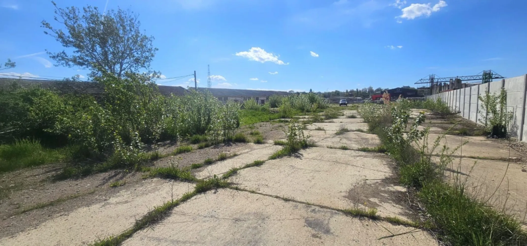 De vanzare teren intravilan in Galati, str. Macului, 2077 mp - 75 euro/mp - De vanzare – Teren intravilan 2.077 mp, stradal – zona industriala, Galati, strada Macului
Adresa: Strada Macului, Galati
Suprafata totala: 2.077 mp
• Teren intravilan: 1.888 mp
• Alee de acces: 189 mp
Deschidere stradala: 51 ml

Zona industriala – ideala pentru activitati logistice, hale, depozitare
MAG Invest va propune spre vanzare un teren intravilan amplasat excelent, cu acces direct din strada Macului, intr-o zona industriala activa, potrivit pentru diverse activitati comerciale sau logistice.

Detalii cheie:
- Teren plan, accesibil, cu deschidere generoasa la strada – 51 ml
- Acces facil pentru vehicule de mare tonaj
- Potrivit pentru: spatii industriale, parcare utilaje, platforme betonate, organizare de santier etc.
- Zona cu potential de dezvoltare si infrastructura buna
 - pe teren se afla o platforma betonata.

Pret vanzare: 75 €/mp
Exclusiv prin agentia MAG Invest
Contact: Marian Ene – 0740 949 871
Contacteaza-ne pentru detalii suplimentare si stabilirea unei vizionari!
Aceasta oferta este o oportunitate rara in zona industriala a Galatiului.