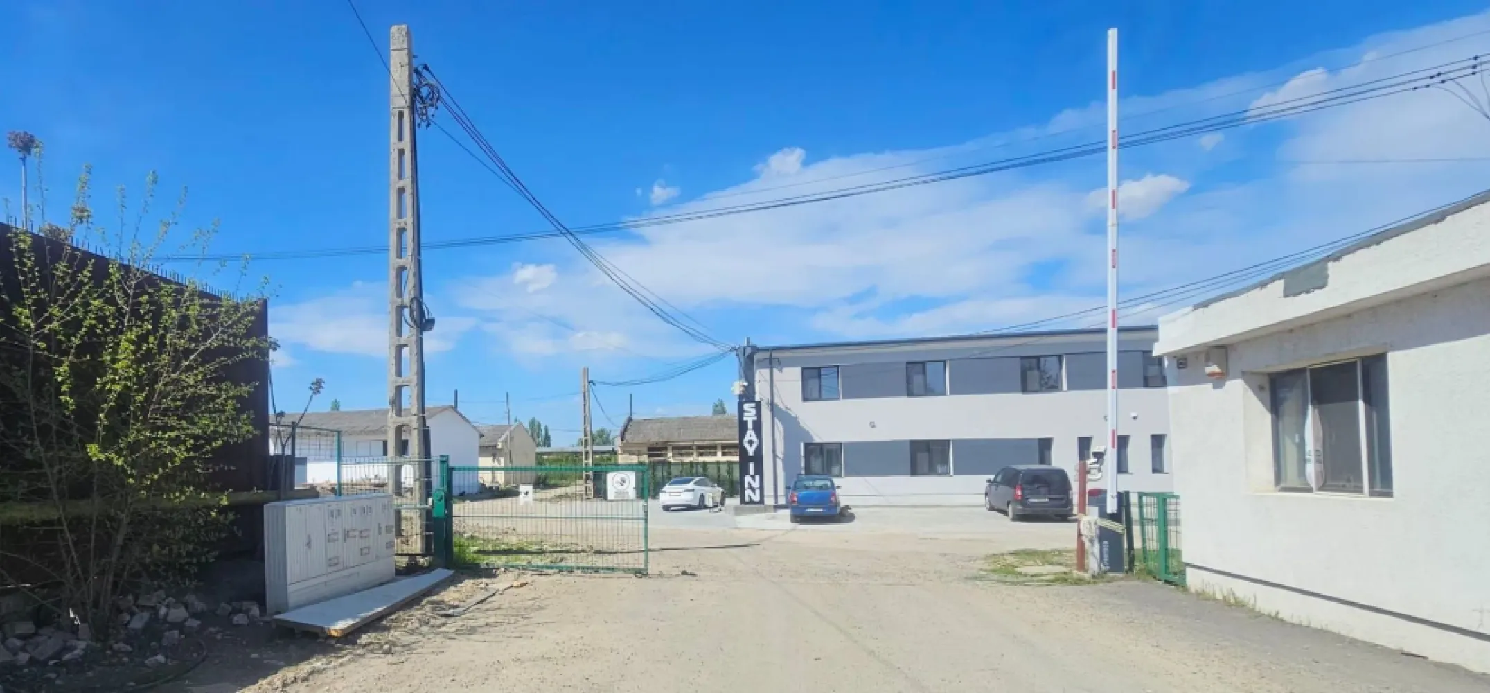 De inchiriat – Teren intravilan 2.077 mp – zona Calea Prutului - De inchiriat – Teren intravilan 2.077 mp, stradal – zona industriala, Galati, strada Macului
Adresa: Strada Macului, Galati
Suprafata totala: 2.077 mp
• Teren intravilan: 1.888 mp
• Alee de acces: 189 mp
Deschidere stradala: 51 ml
Zona industriala – ideala pentru activitati logistice, hale, depozitare
MAG Invest va propune spre inchiriere un teren intravilan amplasat excelent, cu acces direct din strada Macului, intr-o zona industriala activa, potrivit pentru diverse activitati comerciale sau logistice.
Detalii cheie:
• Teren plan, accesibil, cu deschidere generoasa la strada – 51 ml
• Acces facil pentru vehicule de mare tonaj
• Potrivit pentru: spatii industriale, parcare utilaje, platforme betonate, organizare de santier etc.
• Zona cu potential de dezvoltare si infrastructura buna
Pret chirie: 950 € / luna la care se adauga TVA
Exclusiv prin agentia MAG Invest
Contact: Marian Ene – 0740 949 871
Contacteaza-ne pentru detalii suplimentare si stabilirea unei vizionari!