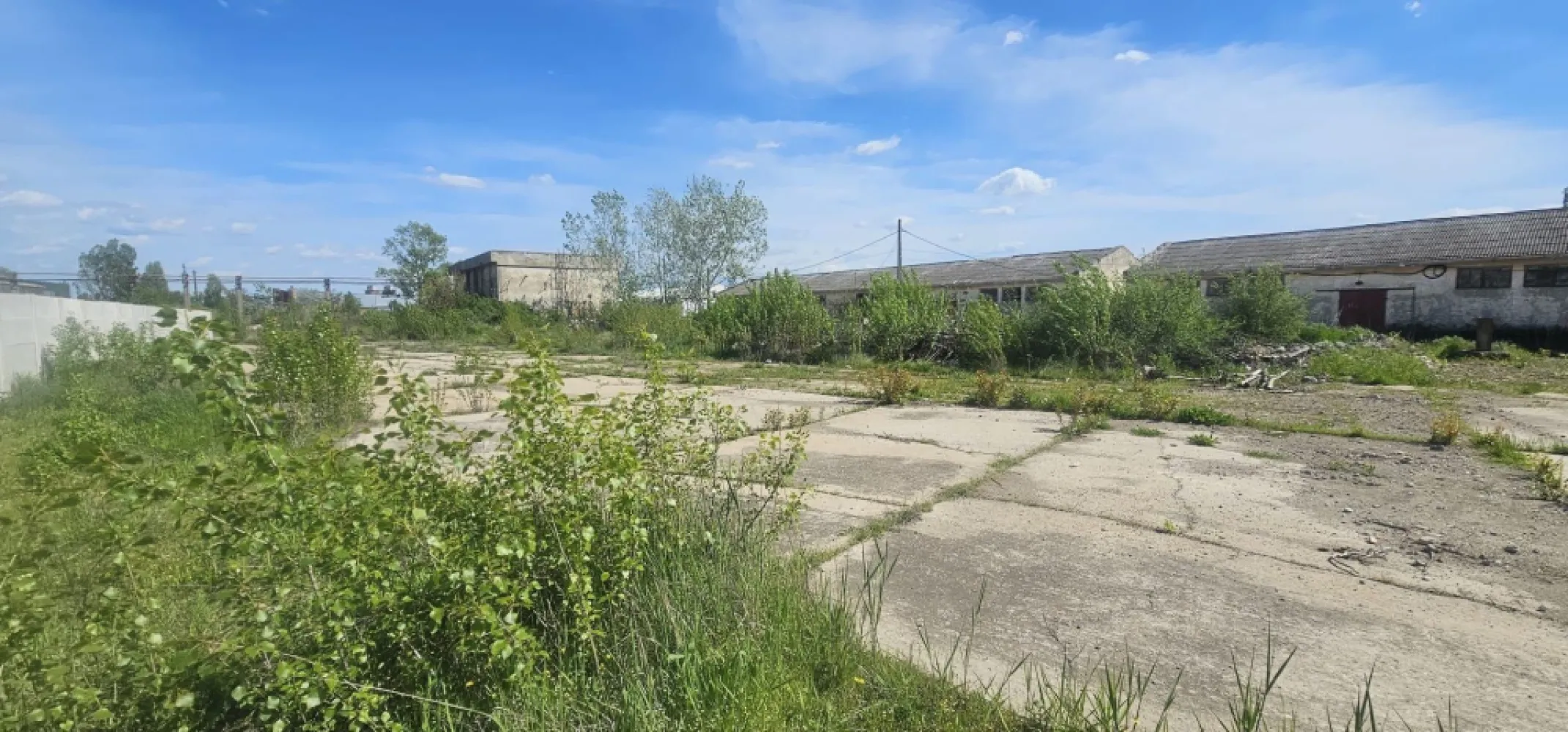 De inchiriat – Teren intravilan 2.077 mp – zona Calea Prutului - De inchiriat – Teren intravilan 2.077 mp, stradal – zona industriala, Galati, strada Macului
Adresa: Strada Macului, Galati
Suprafata totala: 2.077 mp
• Teren intravilan: 1.888 mp
• Alee de acces: 189 mp
Deschidere stradala: 51 ml
Zona industriala – ideala pentru activitati logistice, hale, depozitare
MAG Invest va propune spre inchiriere un teren intravilan amplasat excelent, cu acces direct din strada Macului, intr-o zona industriala activa, potrivit pentru diverse activitati comerciale sau logistice.
Detalii cheie:
• Teren plan, accesibil, cu deschidere generoasa la strada – 51 ml
• Acces facil pentru vehicule de mare tonaj
• Potrivit pentru: spatii industriale, parcare utilaje, platforme betonate, organizare de santier etc.
• Zona cu potential de dezvoltare si infrastructura buna
Pret chirie: 950 € / luna la care se adauga TVA
Exclusiv prin agentia MAG Invest
Contact: Marian Ene – 0740 949 871
Contacteaza-ne pentru detalii suplimentare si stabilirea unei vizionari!