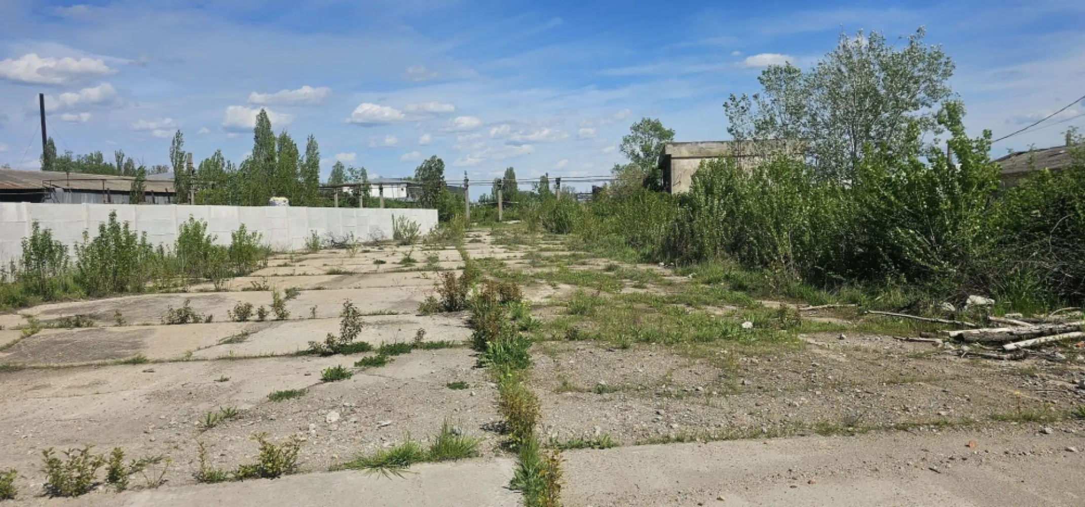 De inchiriat – Teren intravilan 2.077 mp – zona Calea Prutului - De inchiriat – Teren intravilan 2.077 mp, stradal – zona industriala, Galati, strada Macului
Adresa: Strada Macului, Galati
Suprafata totala: 2.077 mp
• Teren intravilan: 1.888 mp
• Alee de acces: 189 mp
Deschidere stradala: 51 ml
Zona industriala – ideala pentru activitati logistice, hale, depozitare
MAG Invest va propune spre inchiriere un teren intravilan amplasat excelent, cu acces direct din strada Macului, intr-o zona industriala activa, potrivit pentru diverse activitati comerciale sau logistice.
Detalii cheie:
• Teren plan, accesibil, cu deschidere generoasa la strada – 51 ml
• Acces facil pentru vehicule de mare tonaj
• Potrivit pentru: spatii industriale, parcare utilaje, platforme betonate, organizare de santier etc.
• Zona cu potential de dezvoltare si infrastructura buna
Pret chirie: 950 € / luna la care se adauga TVA
Exclusiv prin agentia MAG Invest
Contact: Marian Ene – 0740 949 871
Contacteaza-ne pentru detalii suplimentare si stabilirea unei vizionari!