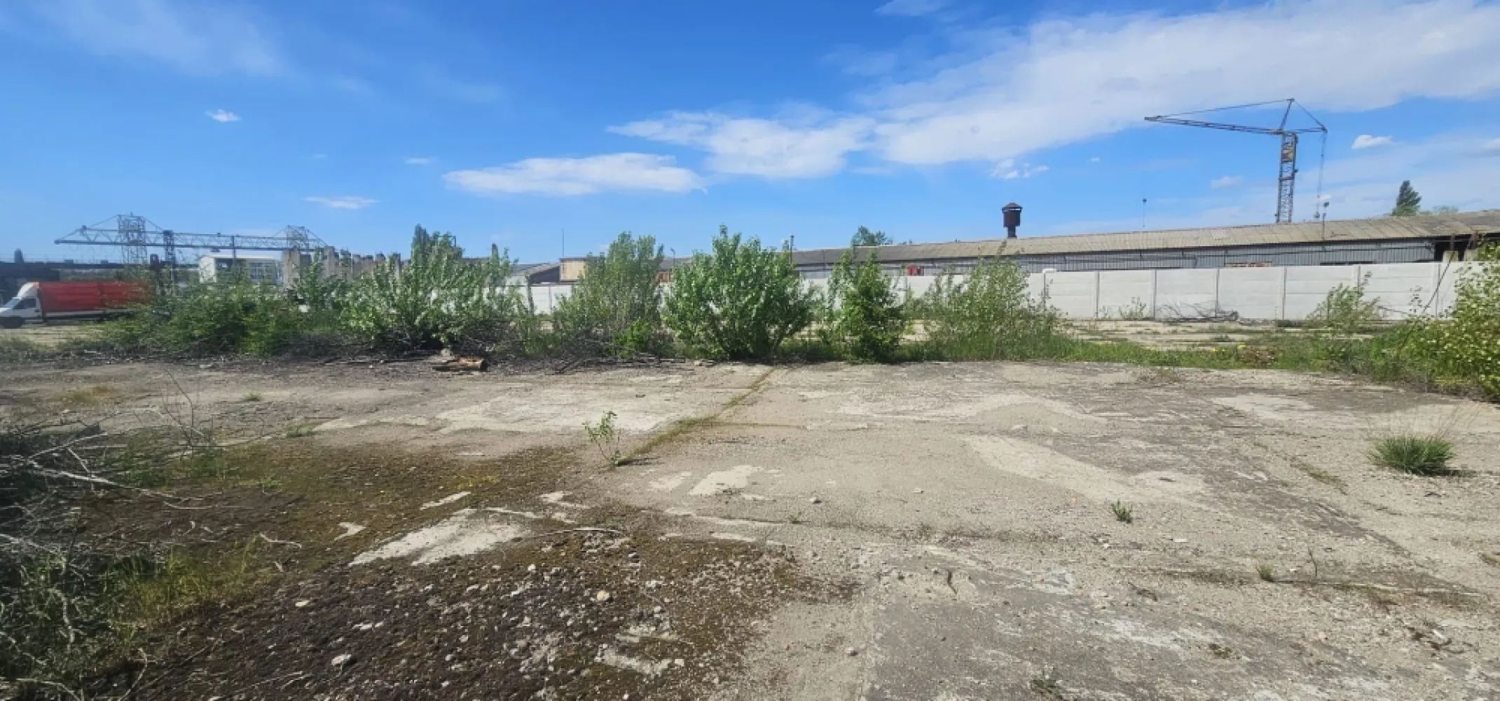 De inchiriat – Teren intravilan 2.077 mp – zona Calea Prutului - De inchiriat – Teren intravilan 2.077 mp, stradal – zona industriala, Galati, strada Macului
Adresa: Strada Macului, Galati
Suprafata totala: 2.077 mp
• Teren intravilan: 1.888 mp
• Alee de acces: 189 mp
Deschidere stradala: 51 ml
Zona industriala – ideala pentru activitati logistice, hale, depozitare
MAG Invest va propune spre inchiriere un teren intravilan amplasat excelent, cu acces direct din strada Macului, intr-o zona industriala activa, potrivit pentru diverse activitati comerciale sau logistice.
Detalii cheie:
• Teren plan, accesibil, cu deschidere generoasa la strada – 51 ml
• Acces facil pentru vehicule de mare tonaj
• Potrivit pentru: spatii industriale, parcare utilaje, platforme betonate, organizare de santier etc.
• Zona cu potential de dezvoltare si infrastructura buna
Pret chirie: 950 € / luna la care se adauga TVA
Exclusiv prin agentia MAG Invest
Contact: Marian Ene – 0740 949 871
Contacteaza-ne pentru detalii suplimentare si stabilirea unei vizionari!
