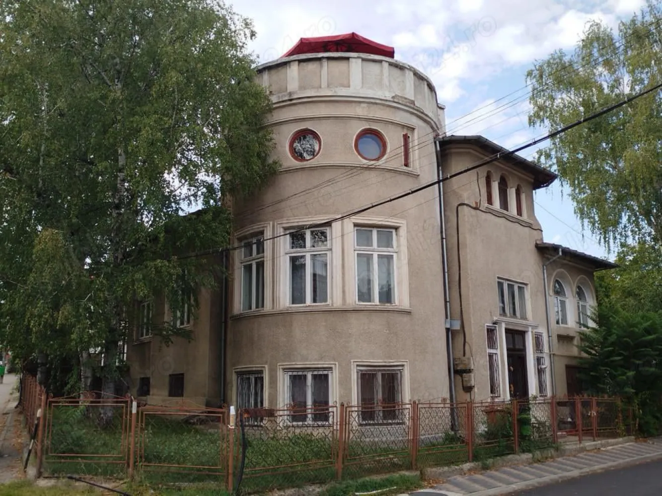 BRASADAS vinde casa cu 14 camere in Iasi zona CENTRALA. - Agenția BRASADAS vinde un imobil cu o arhitectura deosebita, situat in centrul orasului Iasi, zona Tg Cucu, la 5 minute de tribunal, pe strada Albinet. nr. 1. Suprafata terenului este de 358 mp, iar suprafata utila este 400 mp, dispusa pe 3 nivele si este compusa din 14 camere, 2 bucatari, 6 bai si 1 terasa.
 Casa este realizata din caramida de foarta buna calitate, ranforsarile folosite deasupra usilor si ferestrelor precum si a altor elemente arhitecturale sunt realizate din elemente metalice (sina tren), unele plansee sunt realizate din beton altele din lemn, impresia generala este una placuta, de casa asezata, cu multiplele elemente vintage.
 Curtea este suficienta pentru a crea pana la 8 locuri de parcare.