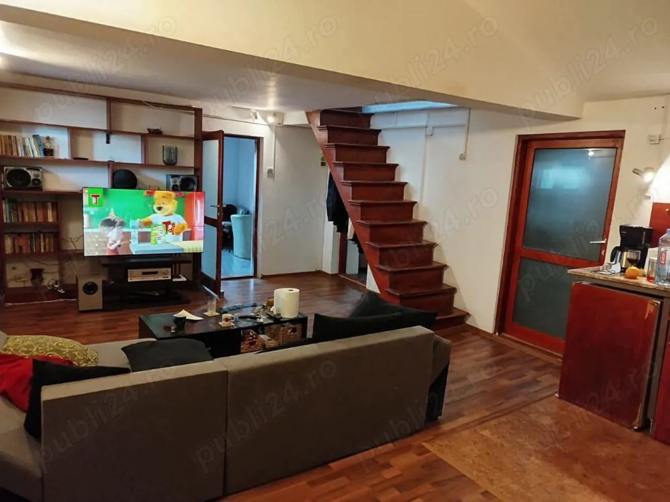 BRASADAS vinde casa cu 14 camere in Iasi zona CENTRALA. - Agenția BRASADAS vinde un imobil cu o arhitectura deosebita, situat in centrul orasului Iasi, zona Tg Cucu, la 5 minute de tribunal, pe strada Albinet. nr. 1. Suprafata terenului este de 358 mp, iar suprafata utila este 400 mp, dispusa pe 3 nivele si este compusa din 14 camere, 2 bucatari, 6 bai si 1 terasa.
 Casa este realizata din caramida de foarta buna calitate, ranforsarile folosite deasupra usilor si ferestrelor precum si a altor elemente arhitecturale sunt realizate din elemente metalice (sina tren), unele plansee sunt realizate din beton altele din lemn, impresia generala este una placuta, de casa asezata, cu multiplele elemente vintage.
 Curtea este suficienta pentru a crea pana la 8 locuri de parcare.