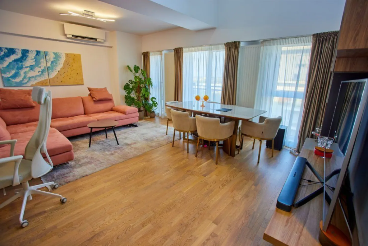 Penthouse duplex luminos, mobilat, 2 locuri parcare+boxa. - Penthouse duplex 3 camere, suprafata construita 120 mp, 2 locuri de parcare subteran in alveola dubla si boxa, unic proprietar persoana fizica. Imobilul este in complex Belvedere Residences, faza II. Se vinde mobilat complet Rovere / Veneta Cucine (blat cuart, masina de splat vase, masina de spalat rufe combo cu uscator, cuptor AEG, plita Bosch, frigider side-by-side Gorenje etc.).

Ambele bai au ventilare si geam exterior. Apartamentul are doua balcoane (6 mp si 5 mp) la primul nivel si un balconas de 1,2 mp la al doilea nivel.

Apartamentul a fost dotat de nou cu multiple imbunatatiri personalizate: balustrada modificata in consola, aparate de aer conditionat triplu-split Daikin cu control wifi, suporti speciali de consolidare pentru toate corpurile suspendate pentru a elimina orice problema de greutate, parchet special 14 mm. Corpurile de iluminat sunt cu led si control prin telecomanda sau aplicatie, mobilier terasa, usa metalica la intrare, acces securizat.

In pret sunt incluse 2 locuri de parcare in garajul imobilului, cu statie incarcare electrica auto monofazat 7,4 kw, cu proiect si autorizatie. Optional se poate vinde cu inca un loc de parcare suprateran, in fata scarii de intrare in bloc, cu vedere de pe balcon. Boxa inclusa are tavan inalt (6m inaltime), rafturi si suporti de biciclete.