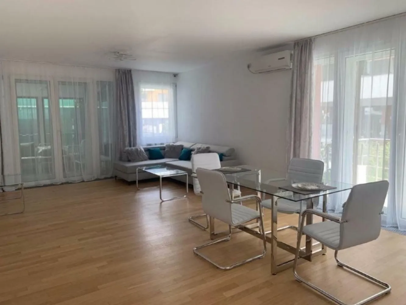 Apartament luminos cu gradina Sos Nordului Parc Herastrau - Apartament luminos cu gradina proprie langa Parcul Herastrau
Sos Nordului 96H
An constructie 2007
Nr. camere: 3
Suprafa utila: 181 mp SU apartament 93mp SU gradina 88mp
Suprafata construita totala 237 mp
Parter/3
2 Bai si un Grup sanitar 
Renovat complet 2024
3 Balcoane
Utilitati generale: Gaz, Curent, Apa, Canalizare.
Sistem incalzire: Centrala termica proprie, Calorifere
Acces internet: Cablu, Fibra optica
o Bucatarie mobilata si echipata i Plita gaz, Cuptor electric, Chiuveta, Frigider, Congelator
Baile finisate si echipate cu obiecte sanitare
Aer conditionat 3 unitati
Usa intrare: metalica, Video Interfon
Gresie, Faianta, Parchet stejar.
Terasa placata cu gresie + gazon
Loc parcare in subteran
Contorizare individuala: Contor gaz, Contor curent, Contor Apa
Dotari imobil: Video Interfon, 2 Lifturi

Parc Herastrau, Mall Promenada, Metrou Aviatorilor