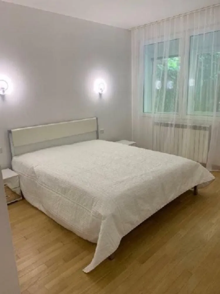 Apartament luminos cu gradina Sos Nordului Parc Herastrau - Apartament luminos cu gradina proprie langa Parcul Herastrau
Sos Nordului 96H
An constructie 2007
Nr. camere: 3
Suprafa utila: 181 mp SU apartament 93mp SU gradina 88mp
Suprafata construita totala 237 mp
Parter/3
2 Bai si un Grup sanitar 
Renovat complet 2024
3 Balcoane
Utilitati generale: Gaz, Curent, Apa, Canalizare.
Sistem incalzire: Centrala termica proprie, Calorifere
Acces internet: Cablu, Fibra optica
o Bucatarie mobilata si echipata i Plita gaz, Cuptor electric, Chiuveta, Frigider, Congelator
Baile finisate si echipate cu obiecte sanitare
Aer conditionat 3 unitati
Usa intrare: metalica, Video Interfon
Gresie, Faianta, Parchet stejar.
Terasa placata cu gresie + gazon
Loc parcare in subteran
Contorizare individuala: Contor gaz, Contor curent, Contor Apa
Dotari imobil: Video Interfon, 2 Lifturi

Parc Herastrau, Mall Promenada, Metrou Aviatorilor