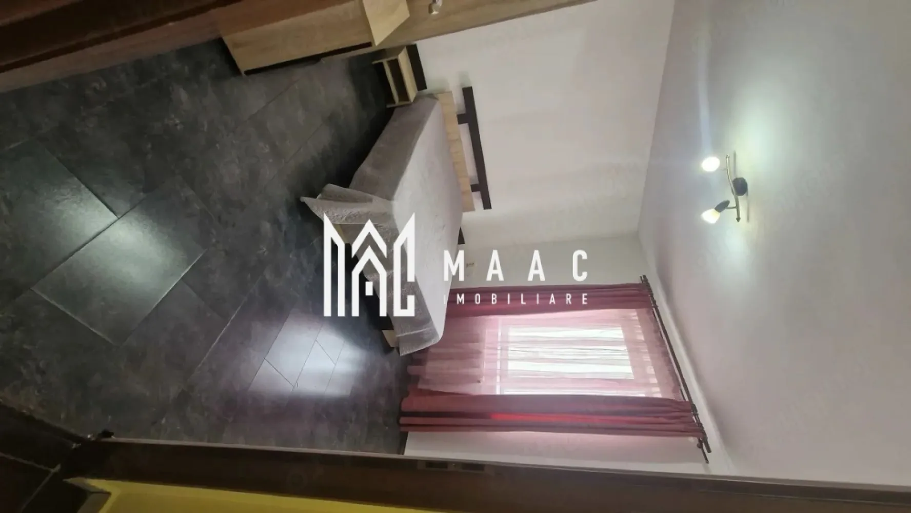 Garsonieră luminoasă cu geam la baie | complet utilată | Turnișor - MAAC Imobiliare vă propune spre închiriere o garsonieră cochetă, situată în zona Turnișor, ideală pentru o persoană care își dorește confort și liniște.

Locuința este decomandată, având o suprafață utilă de 28 mp, și se află la etajul 3 al unui imobil bine întreținut. Un avantaj important este geamul la baie, care asigură ventilație naturală și lumină suplimentară.

Garsoniera este complet mobilată și utilată, fiind pregătită pentru mutare imediată. Dispune de bucătărie echipată (plită, frigider, mașină de spălat), zonă de living/dormitor amenajată eficient, precum și spații de depozitare bine gândite.

Alte beneficii:

zonă liniștită, cu acces facil către oraș
locuri de parcare disponibile în apropiere
acces rapid la mijloace de transport, magazine și alte puncte de interes
costuri reduse de întreținere

Se dorește închirierea către o singură persoană, serioasă și responsabilă. Nu se acceptă animale de companie.

Pentru detalii suplimentare, consultanță sau programarea unei vizionări, va rugăm să ne contactati specificand ID: CP3049729