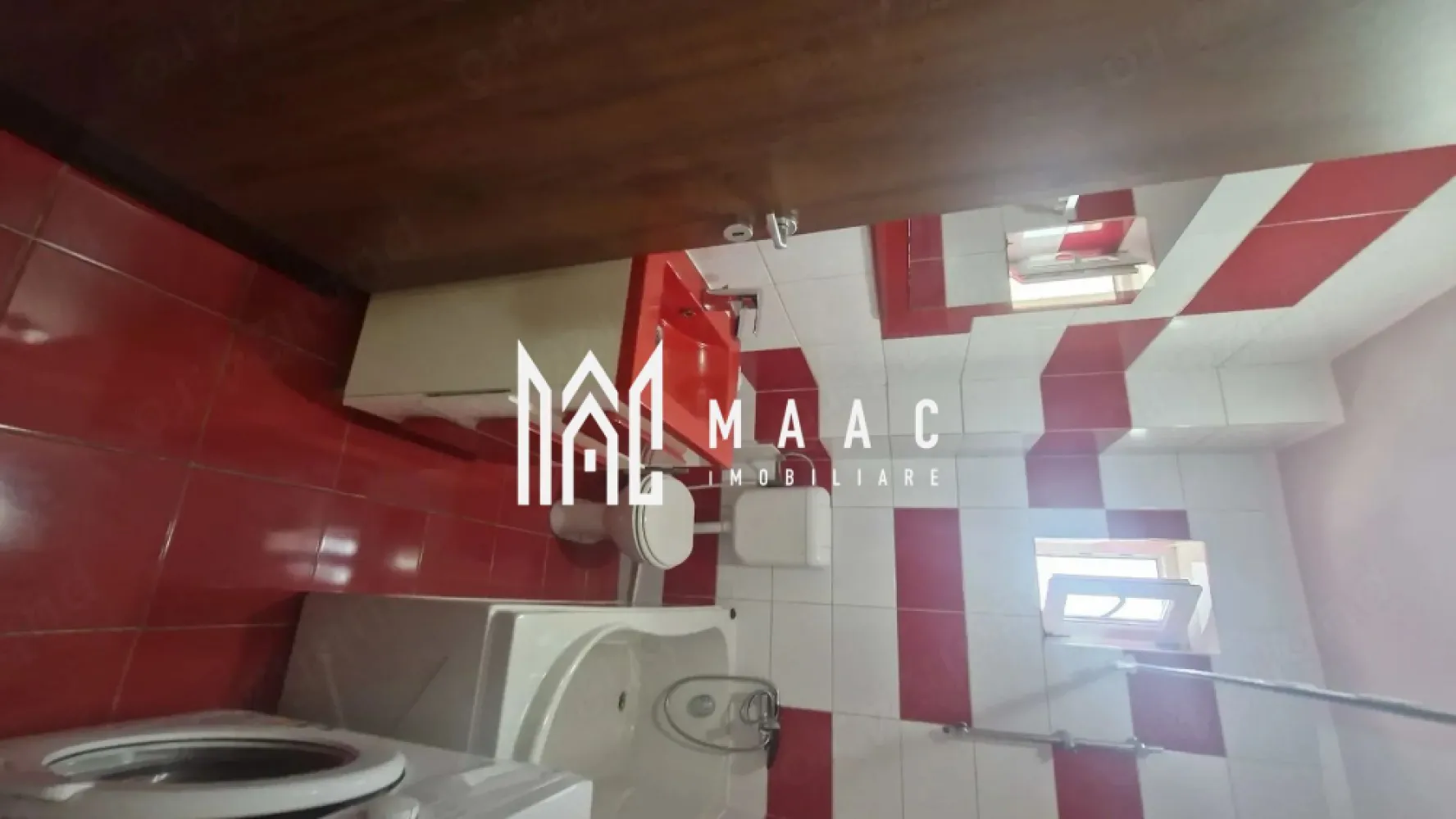 Garsonieră luminoasă cu geam la baie | complet utilată | Turnișor - MAAC Imobiliare vă propune spre închiriere o garsonieră cochetă, situată în zona Turnișor, ideală pentru o persoană care își dorește confort și liniște.

Locuința este decomandată, având o suprafață utilă de 28 mp, și se află la etajul 3 al unui imobil bine întreținut. Un avantaj important este geamul la baie, care asigură ventilație naturală și lumină suplimentară.

Garsoniera este complet mobilată și utilată, fiind pregătită pentru mutare imediată. Dispune de bucătărie echipată (plită, frigider, mașină de spălat), zonă de living/dormitor amenajată eficient, precum și spații de depozitare bine gândite.

Alte beneficii:

zonă liniștită, cu acces facil către oraș
locuri de parcare disponibile în apropiere
acces rapid la mijloace de transport, magazine și alte puncte de interes
costuri reduse de întreținere

Se dorește închirierea către o singură persoană, serioasă și responsabilă. Nu se acceptă animale de companie.

Pentru detalii suplimentare, consultanță sau programarea unei vizionări, va rugăm să ne contactati specificand ID: CP3049729