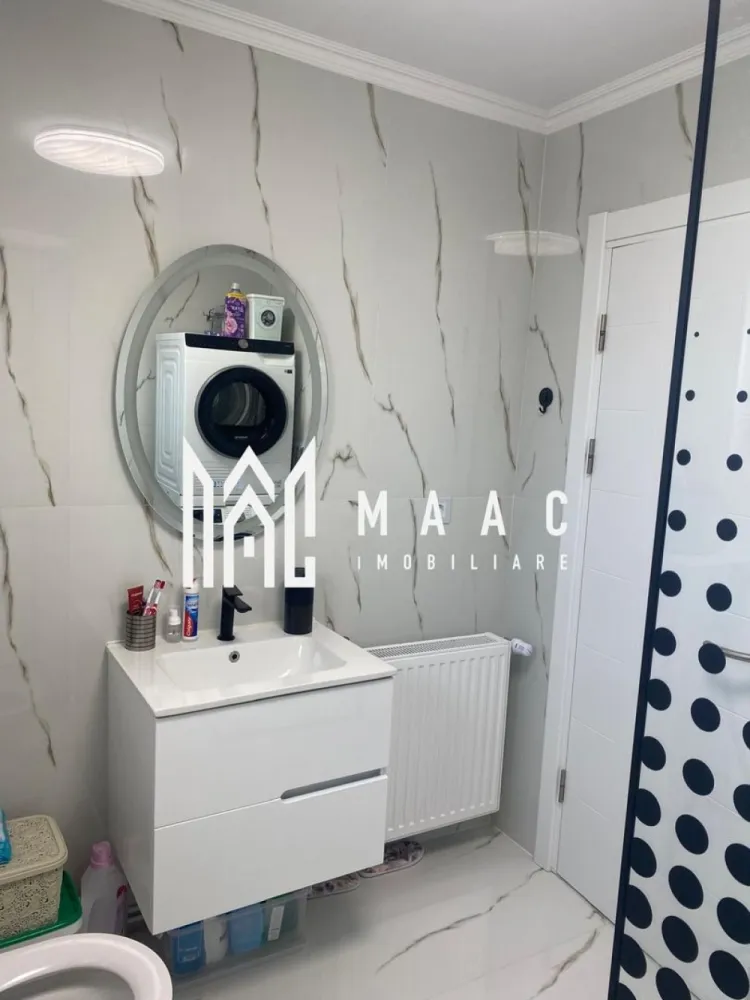 APARTAMENT 3 CAMERE i SELIMBAR I UNIRI I PARCARE - MAAC Imobiliare vă propune spre vânzare un apartament modern și spațios cu 3 camere, situat în Șelimbăr, zona Triajului - Unirii, într-o locație liniștită, perfectă pentru familii care își doresc confort și acces rapid la toate facilitățile necesare.

Imobilul este amplasat în apropierea școlii, grădiniței și magazinelor, oferind un stil de viață practic și relaxant.

Detalii proprietate:

* Suprafață utilă: 70 mp
* Pod pe toată suprafața apartamentului – ideal pentru mansardare sau spațiu generos de depozitare
* Compartimentare eficientă:
 * living open-space cu bucătărie
 * 2 dormitoare luminoase
 * baie cu geam de aerisire
 * 2 balcoane

Apartamentul se remarcă prin luminozitatea naturală, compartimentarea practică și starea foarte bună de întreținere, fiind pregătit pentru a deveni căminul perfect al noii familii.

O alegere excelentă atât pentru locuit, cât și pentru investiție!

Pt mai multe detalii precizați că ați văzut anunțul cu ID3049665